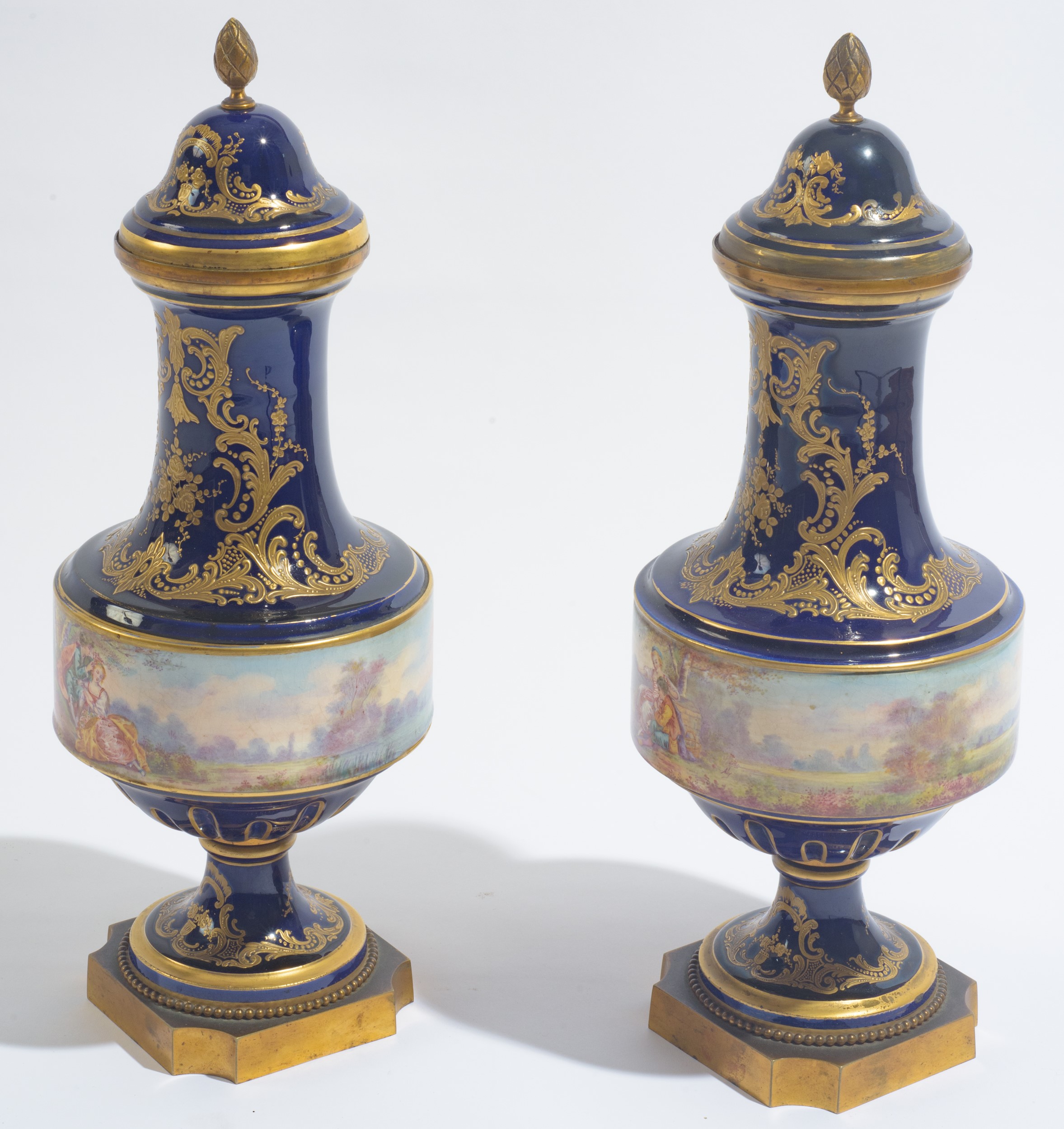 Coppia di vasi in terracotta smaltata con coperchi