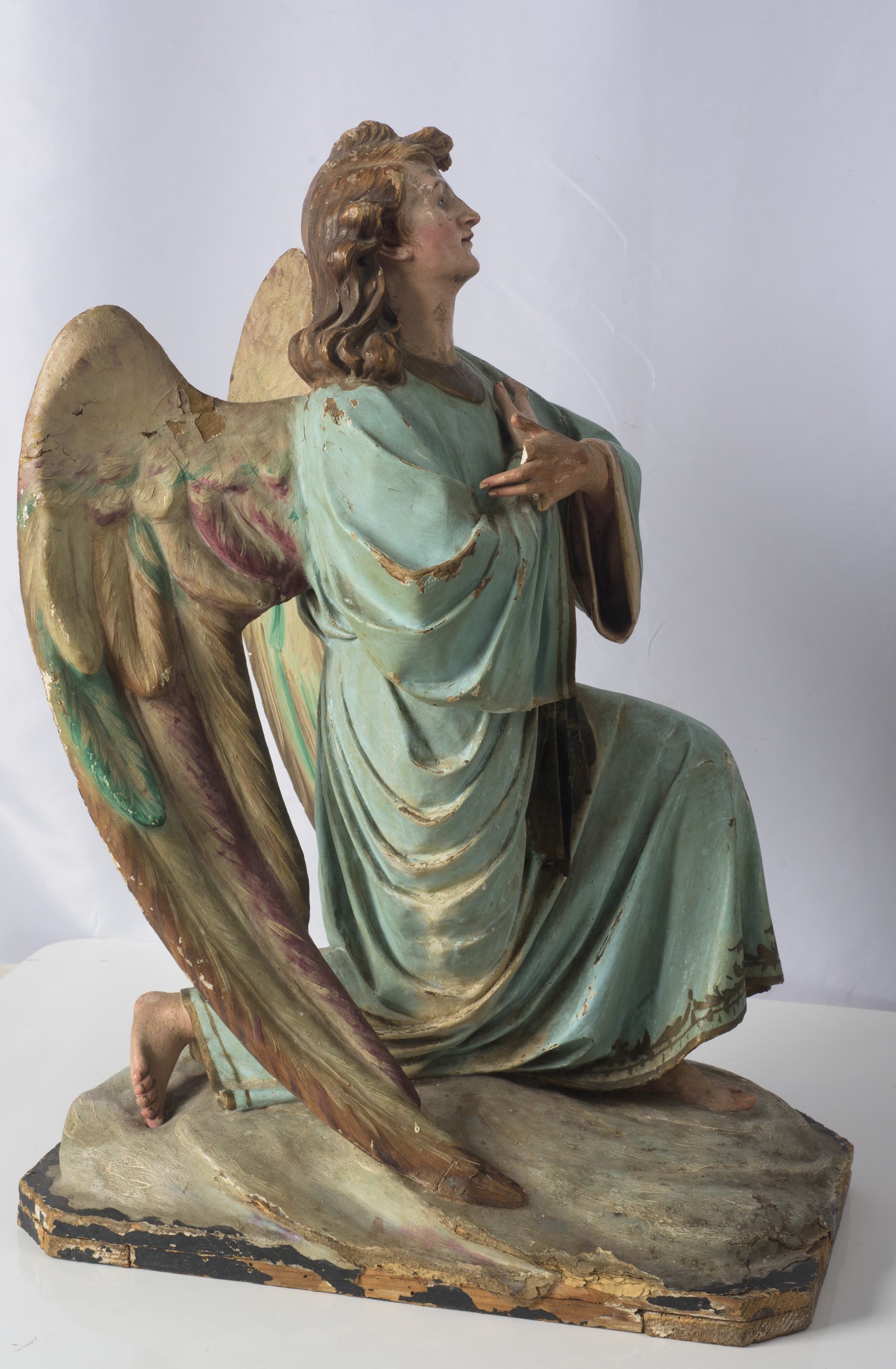 Angelo in cartapesta policroma