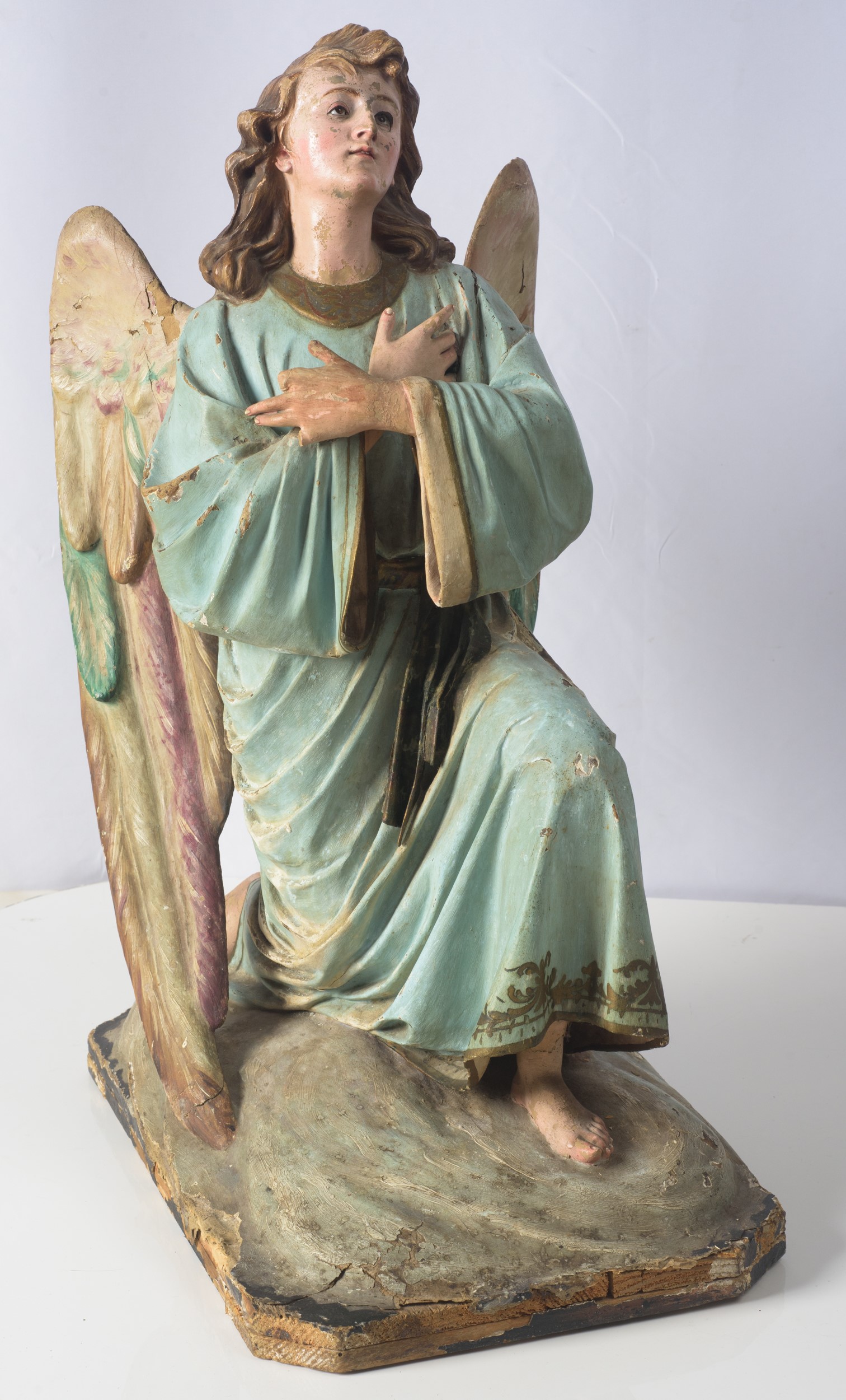 Angelo in cartapesta policroma