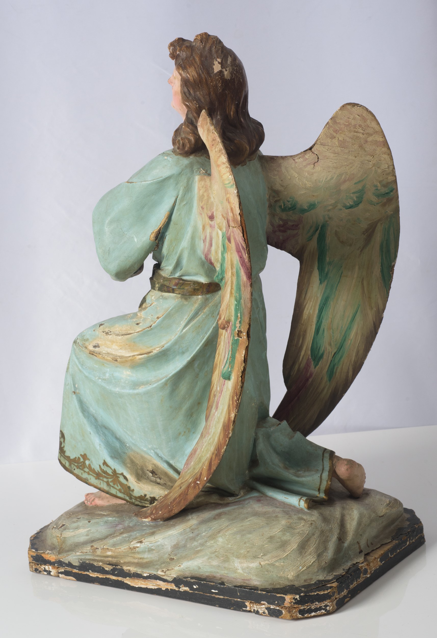 Angelo in cartapesta policroma