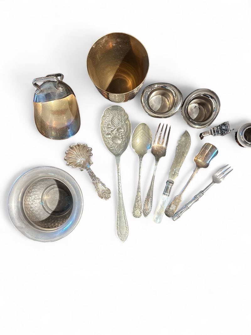 Insieme di ciotole posate e oggettistica