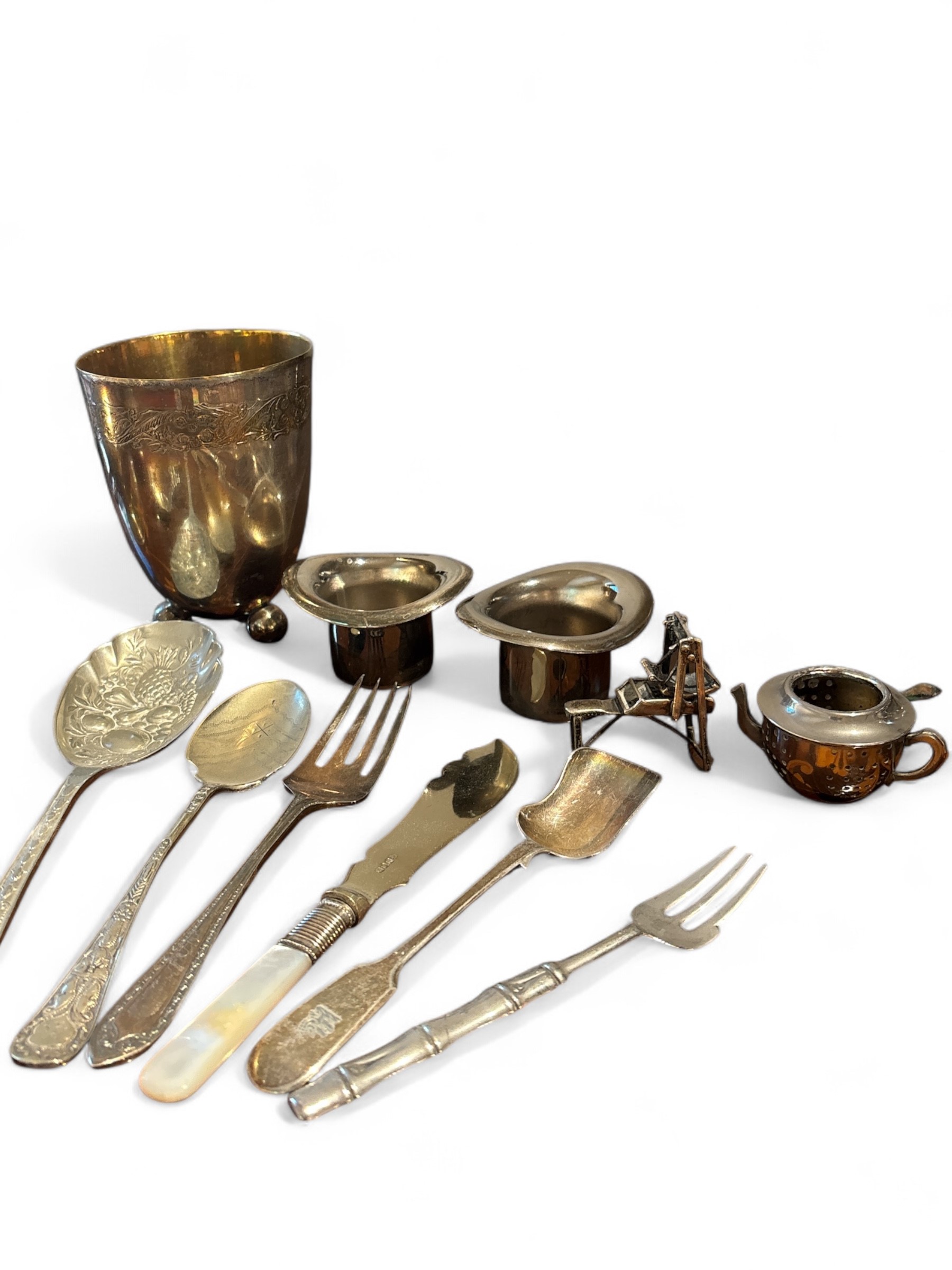 Insieme di ciotole posate e oggettistica