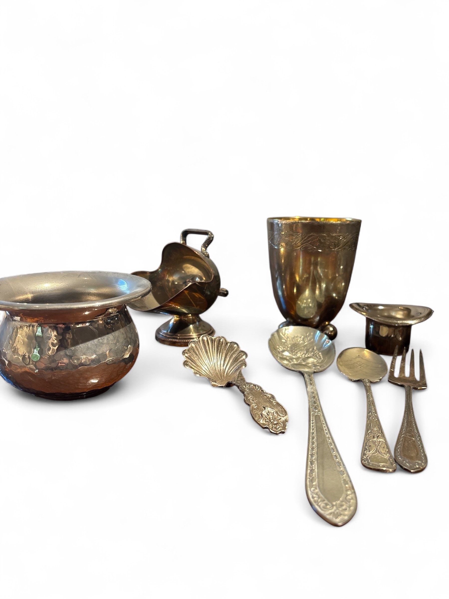 Insieme di ciotole posate e oggettistica