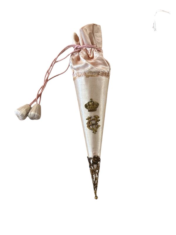 Bomboniera con monogramma reale di Re Vittorio Emanuele III  (primo quarto del XX secolo)  - seta e argento - Auction Art Décor -  Web Only - DAMS Casa d'Aste