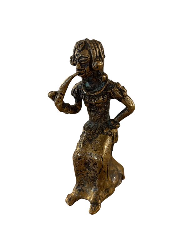 Scultura raffigurante figura femminile in riposo
