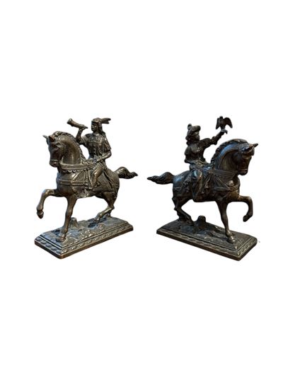 Coppia di Sculture in Bronzo Raffiguranti Soldati a Cavallo
