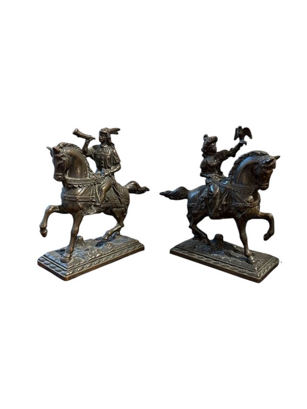 cOPPIA DI SCULTURE IN BRONZO RAFFIGURANTI SOLDATI A CAVALLO