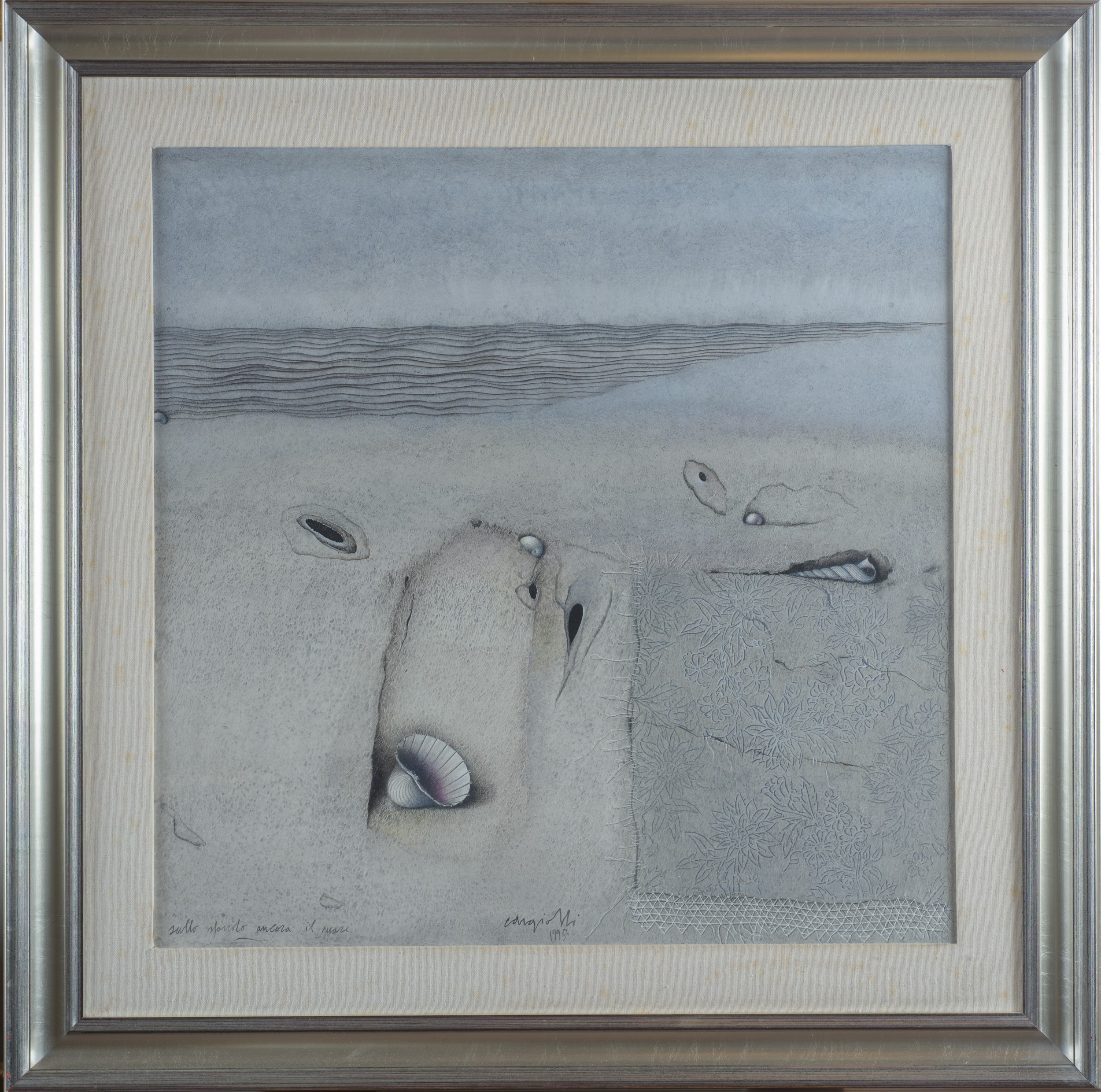 Sullo sfondo ancora il mare