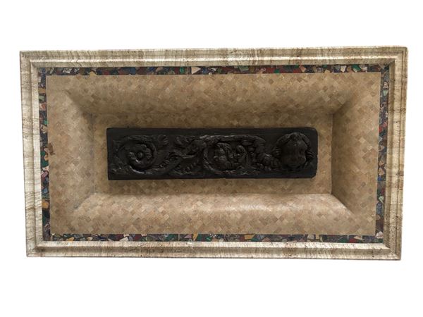Architrave di antica porta