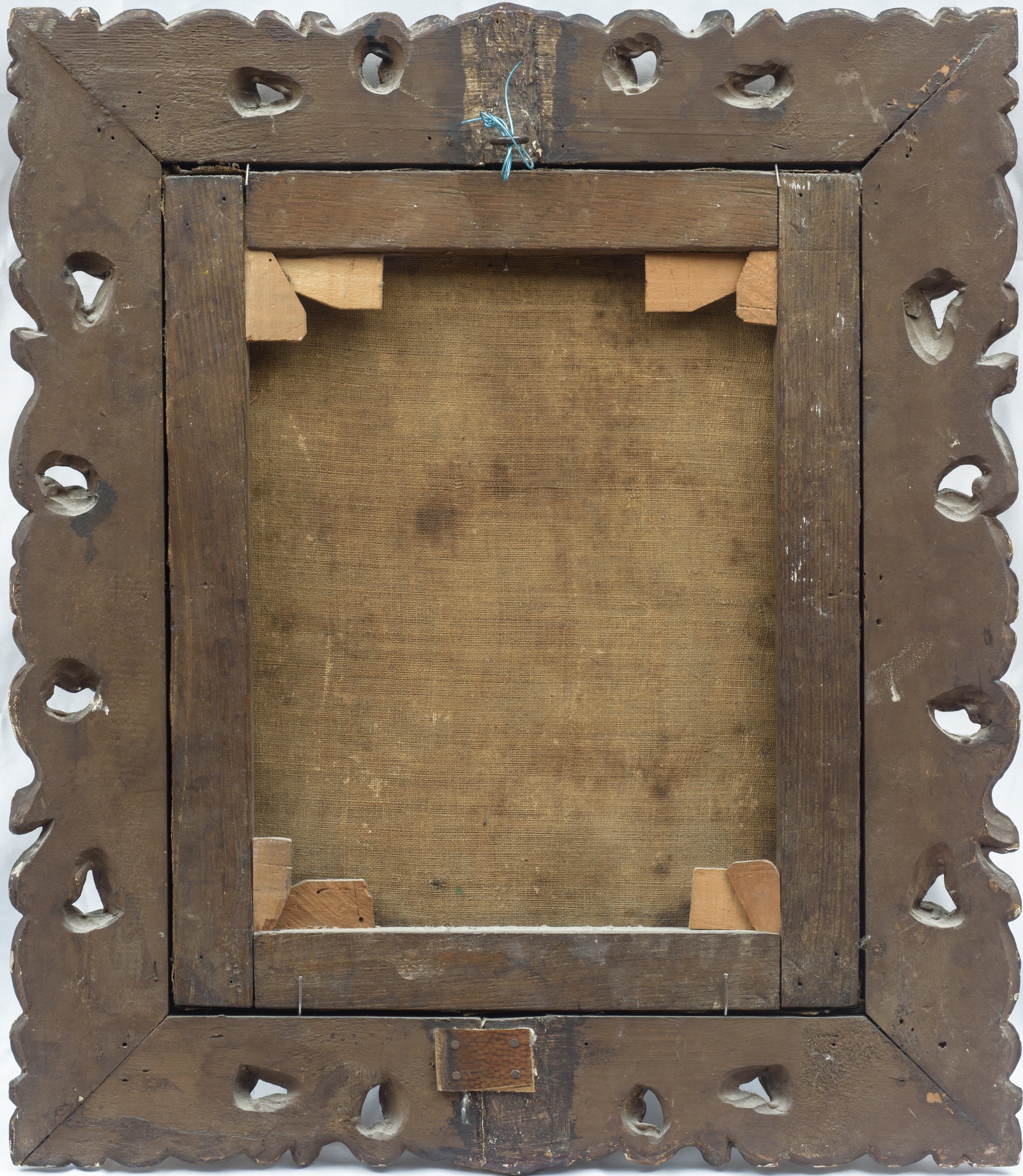 Composizione di frutta con pesche susine e una coppa in vetro