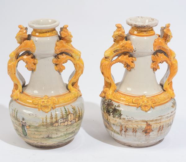 Coppia di vasi biansati in maiolica