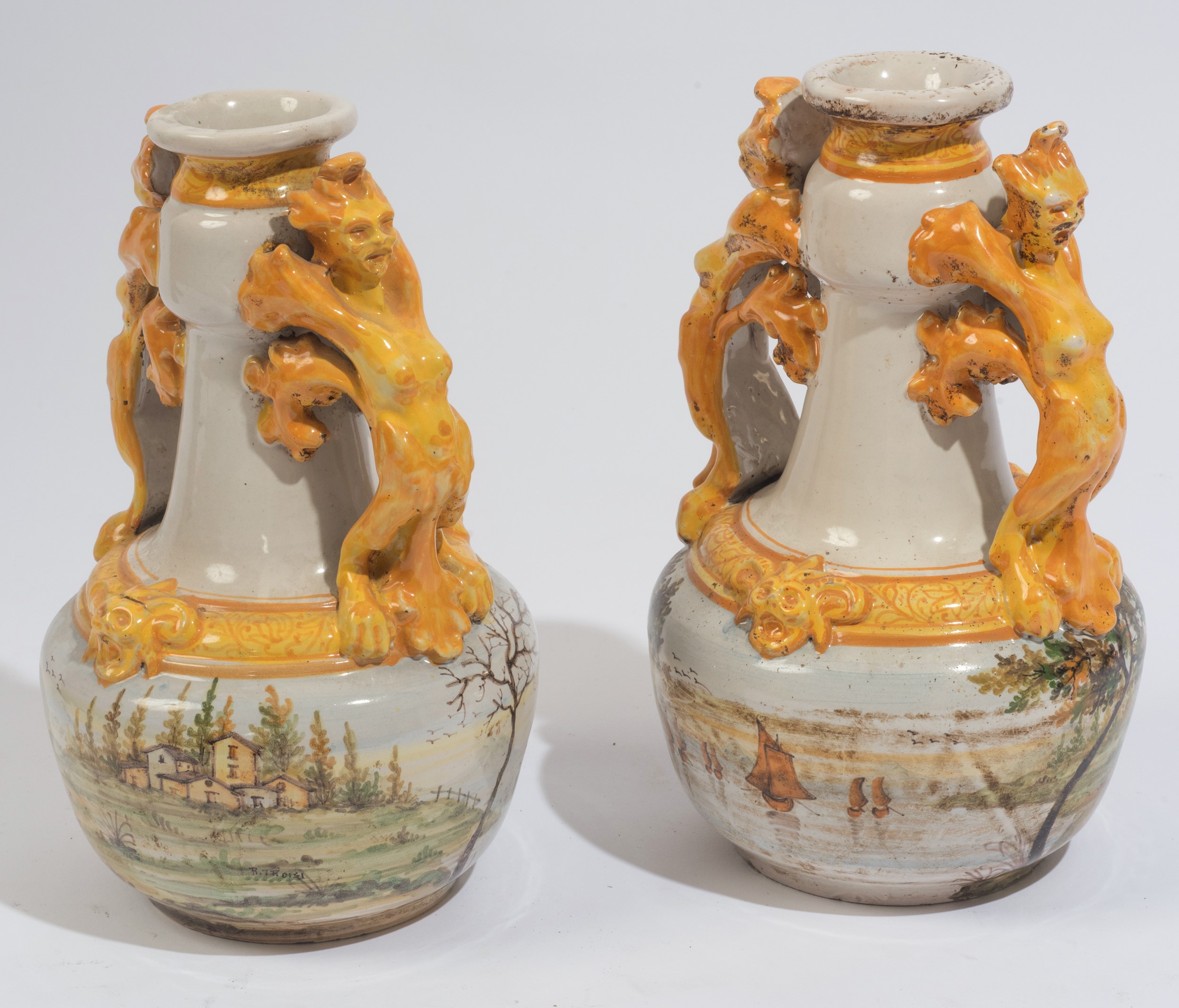 Coppia di vasi biansati in maiolica