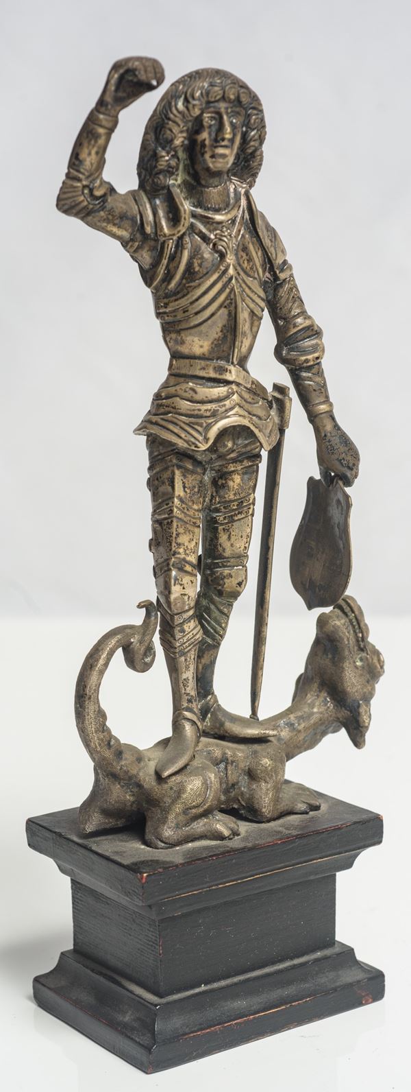 Scultura raffigurante San Giorgio e il drago in argento