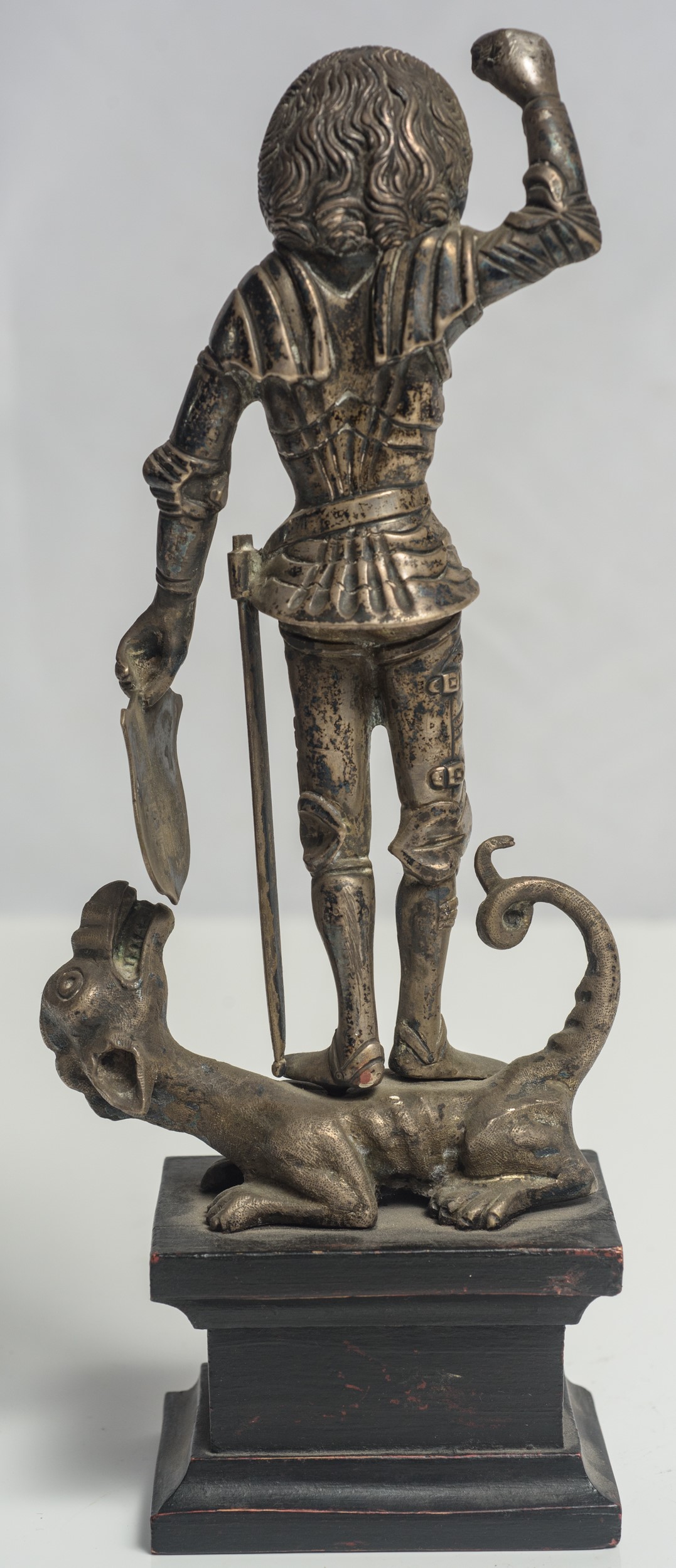 Scultura raffigurante San Giorgio e il drago in argento