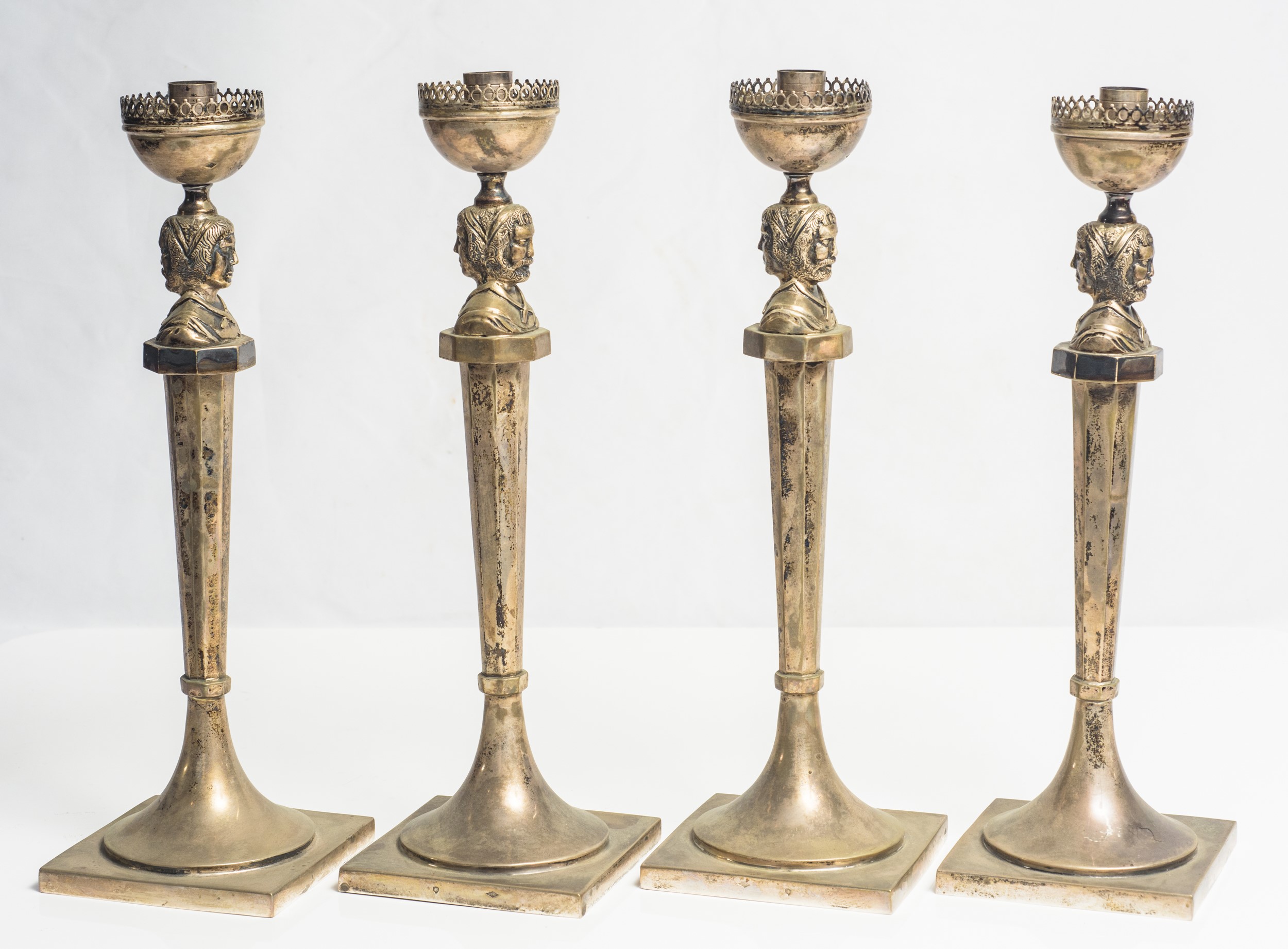 Serie di quattro candelieri in argento