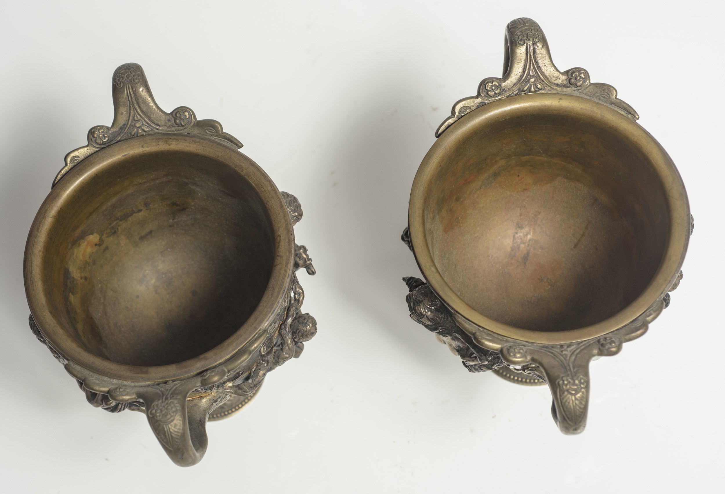 Coppia di vasi in argento