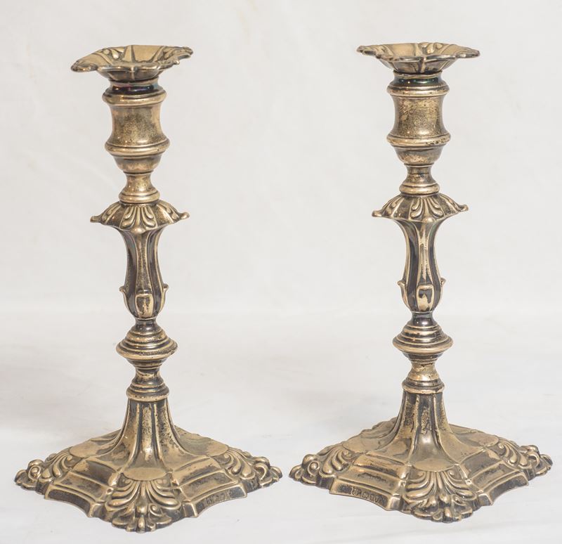 Coppia di candelieri in argento a stelo