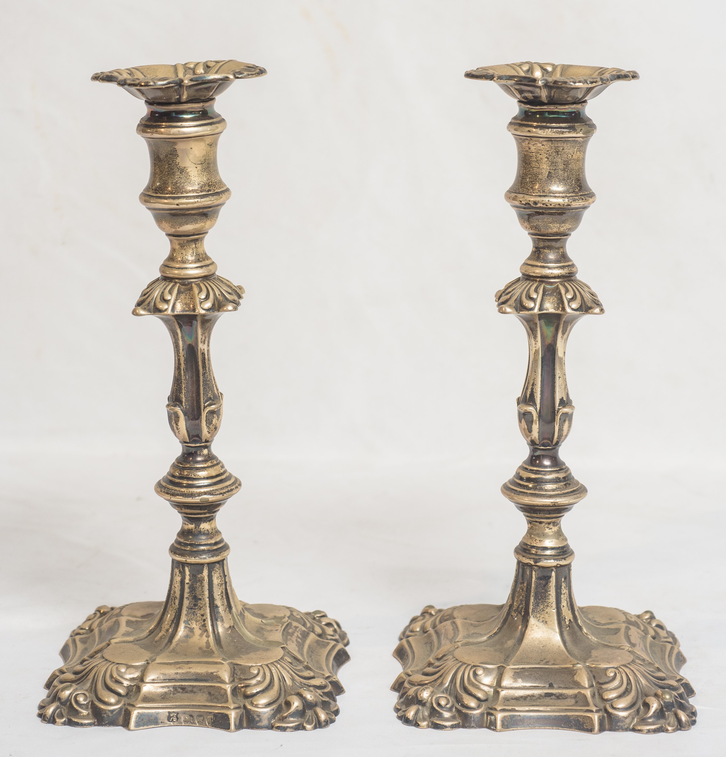 Coppia di candelieri in argento a stelo