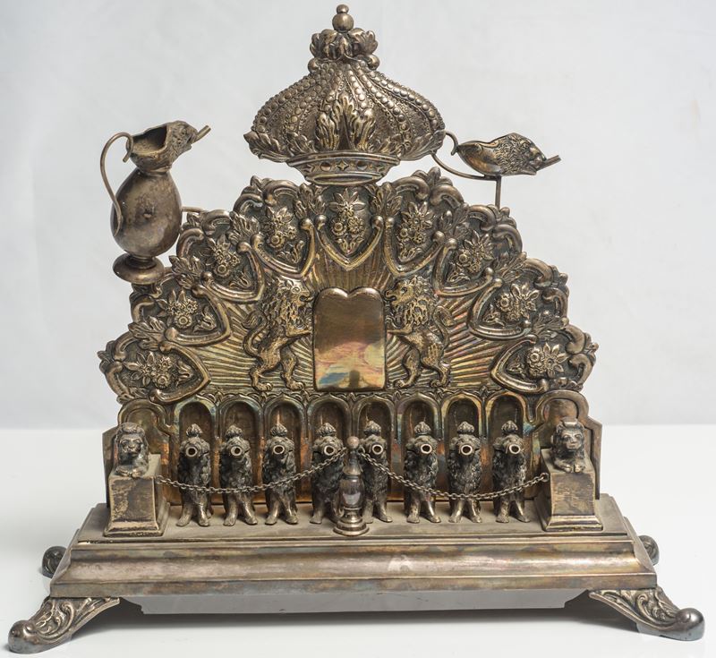 Candelabro in argento sbalzato