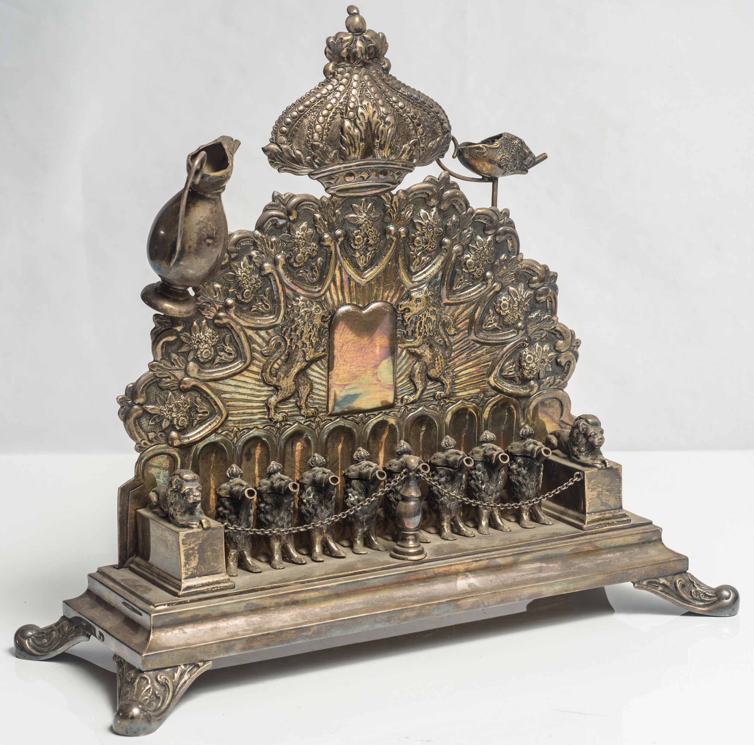 Candelabro in argento sbalzato