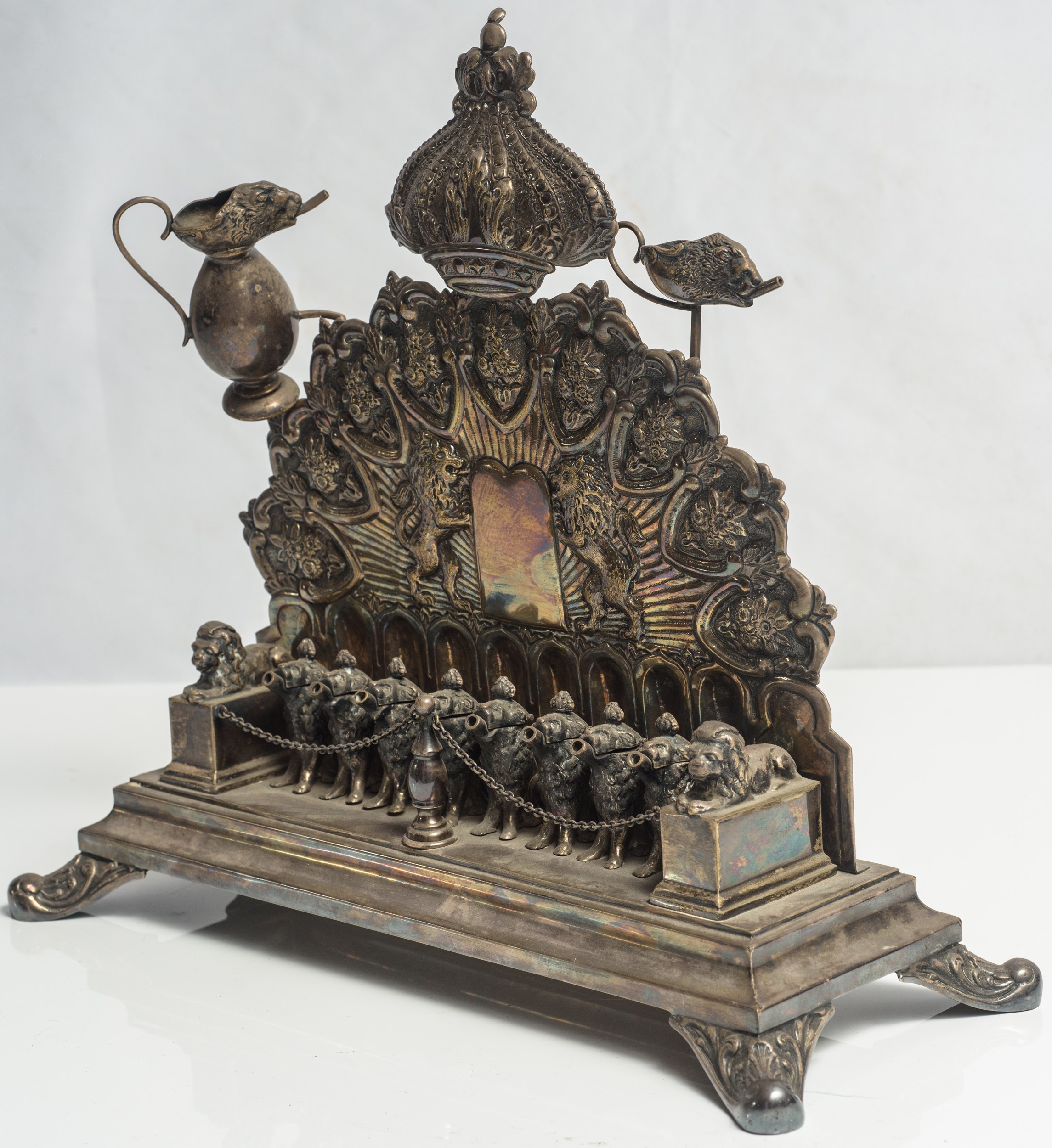 Candelabro in argento sbalzato