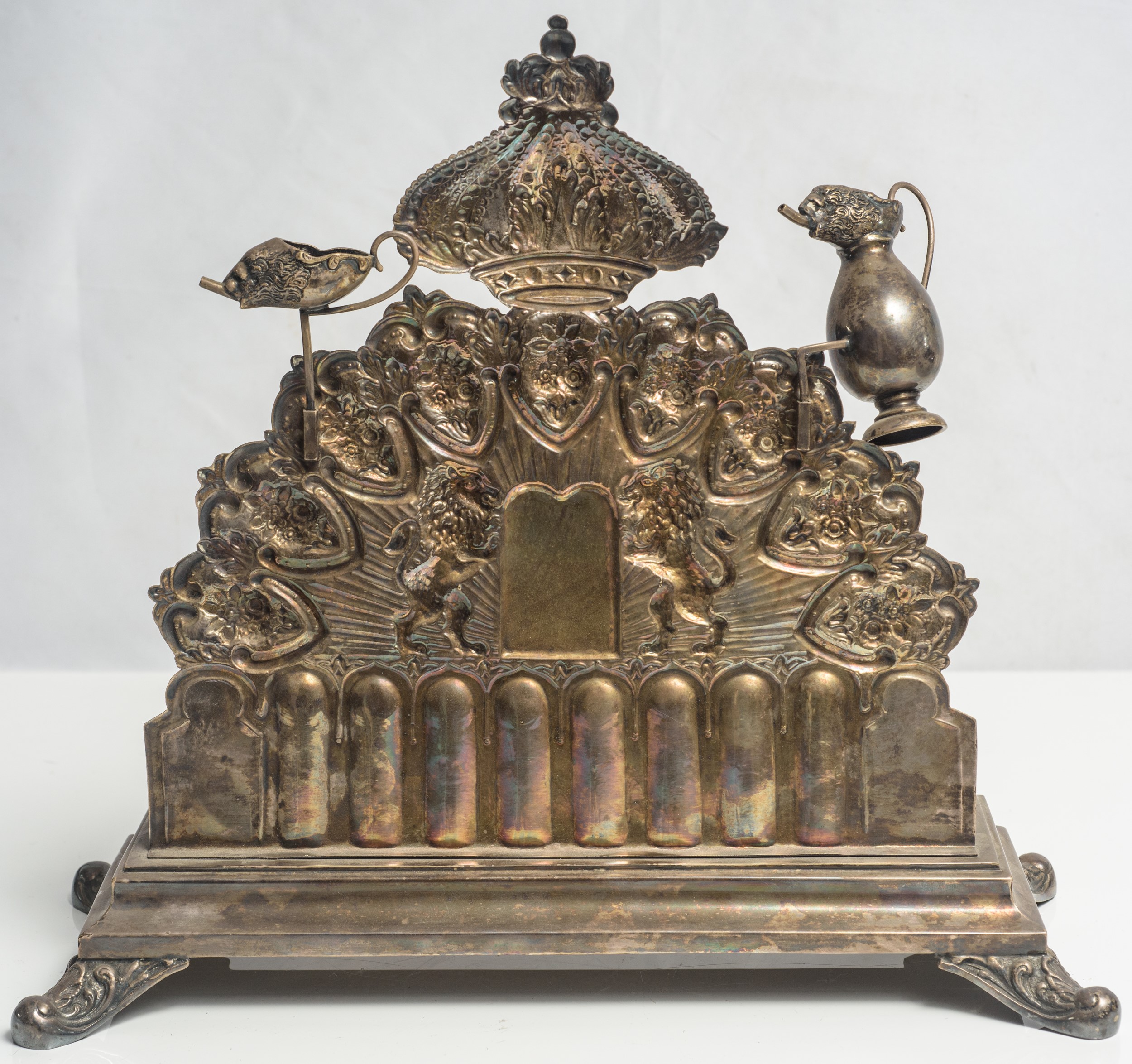 Candelabro in argento sbalzato