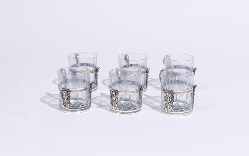 Sei bicchieri in vetro con incamiciatura in metallo argentato
