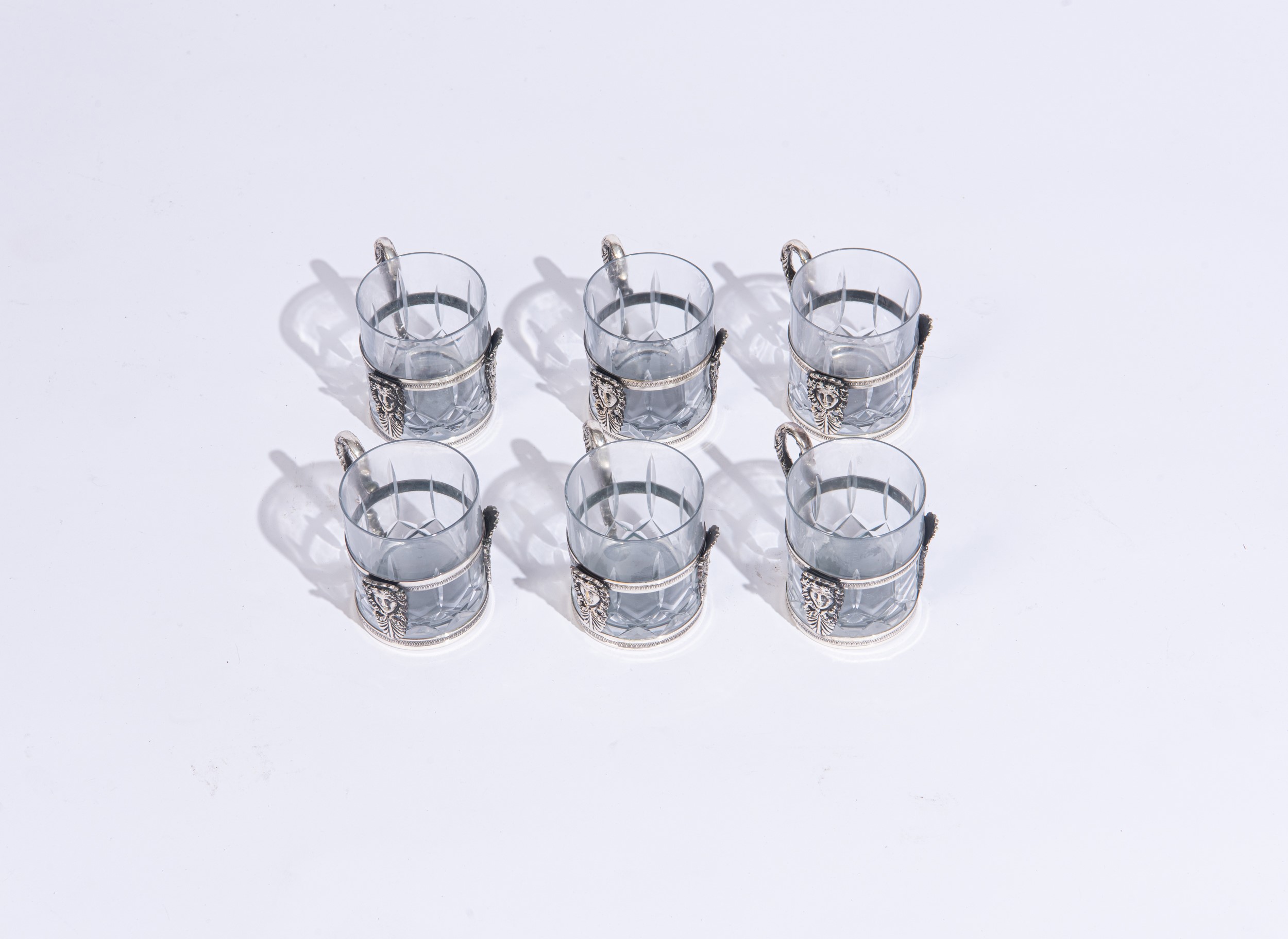 Sei bicchieri in vetro con incamiciatura in metallo argentato