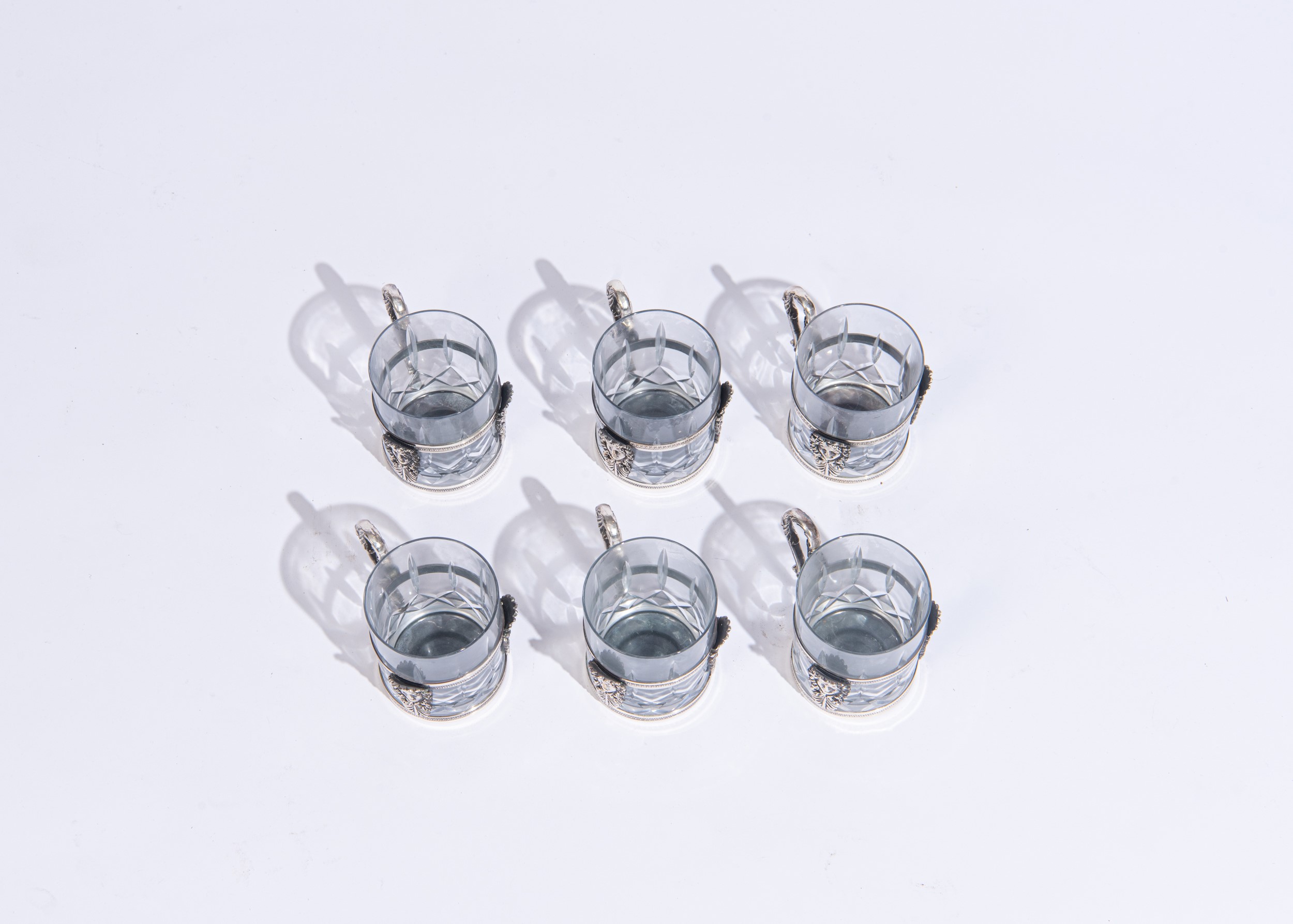 Sei bicchieri in vetro con incamiciatura in metallo argentato