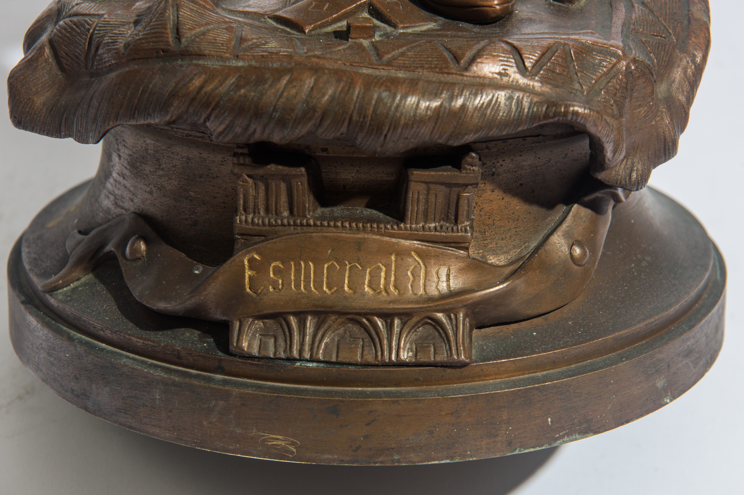 Scultura raffigurante Esmeralda