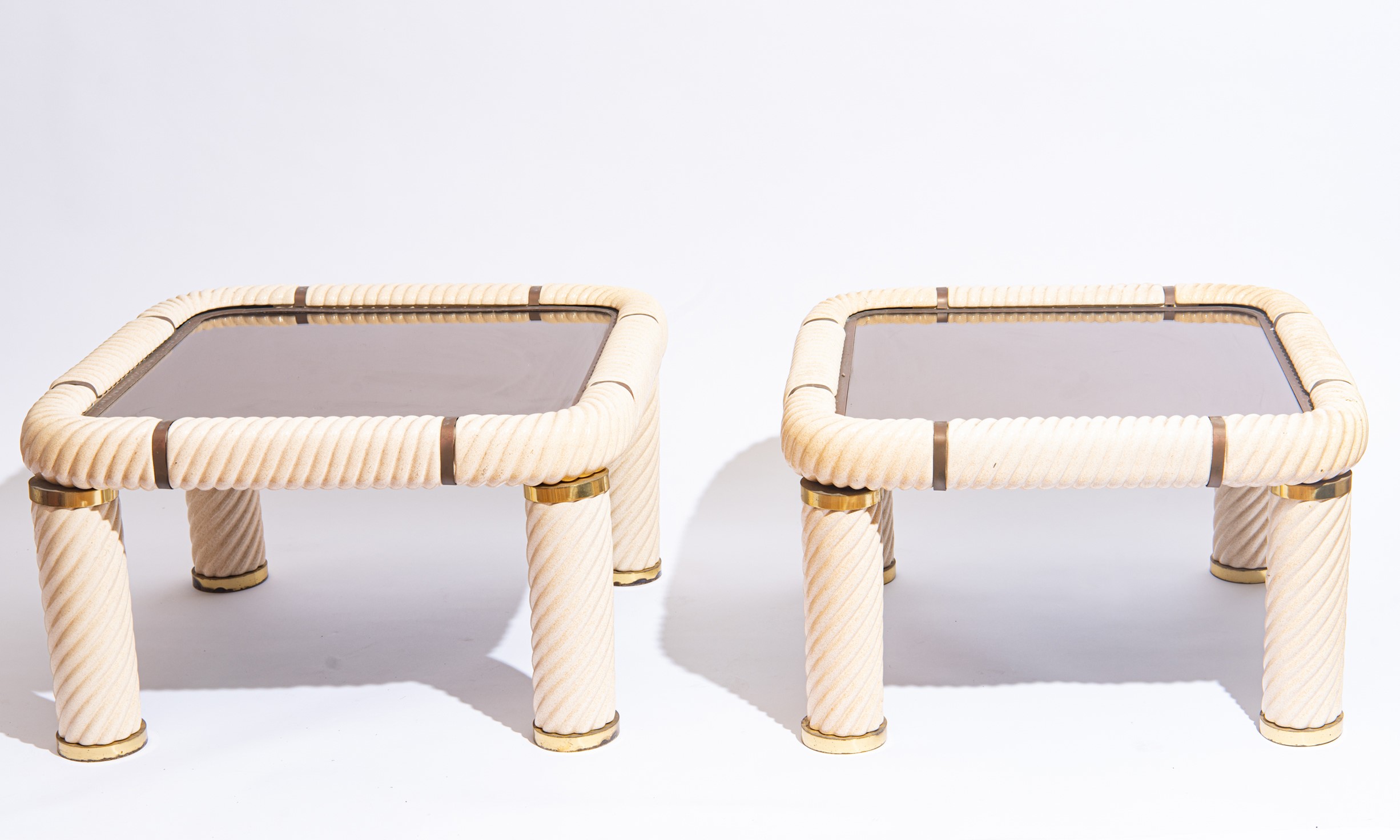 Tommaso Barbi - Coppia di tavolini da cocktail in ceramica e ottone, anni '70