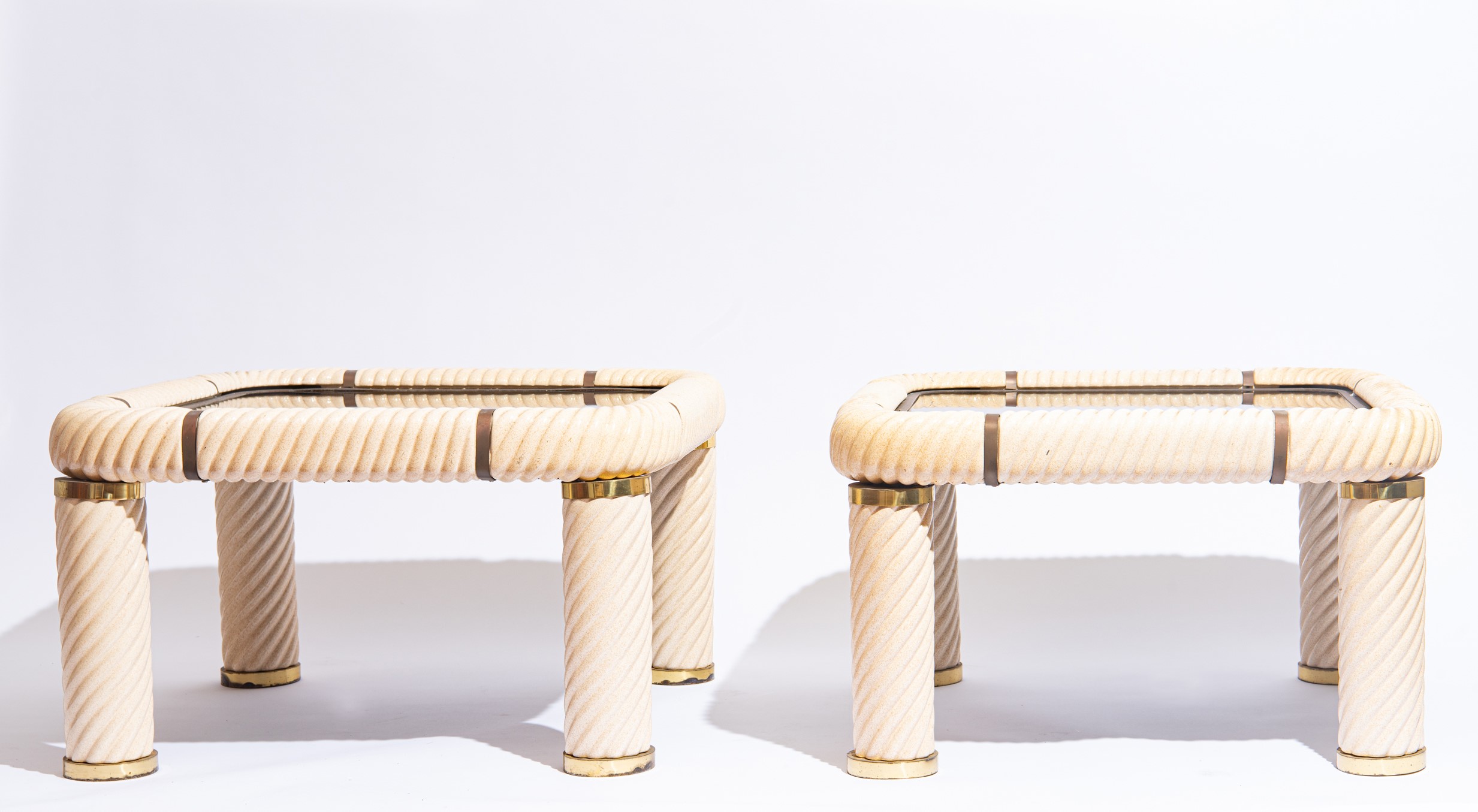 Tommaso Barbi - Coppia di tavolini da cocktail in ceramica e ottone, anni '70