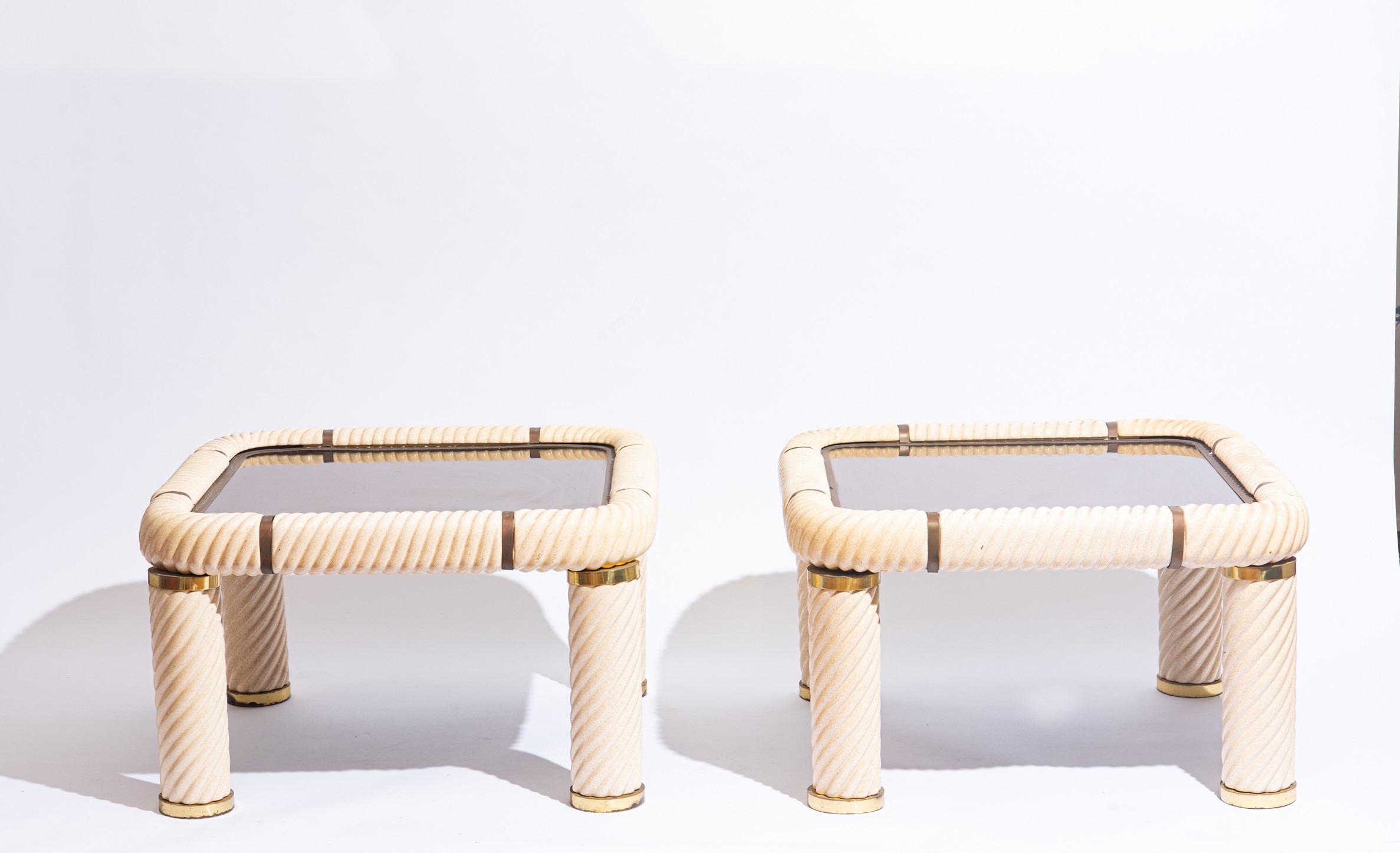 Tommaso Barbi - Coppia di tavolini da cocktail in ceramica e ottone, anni '70