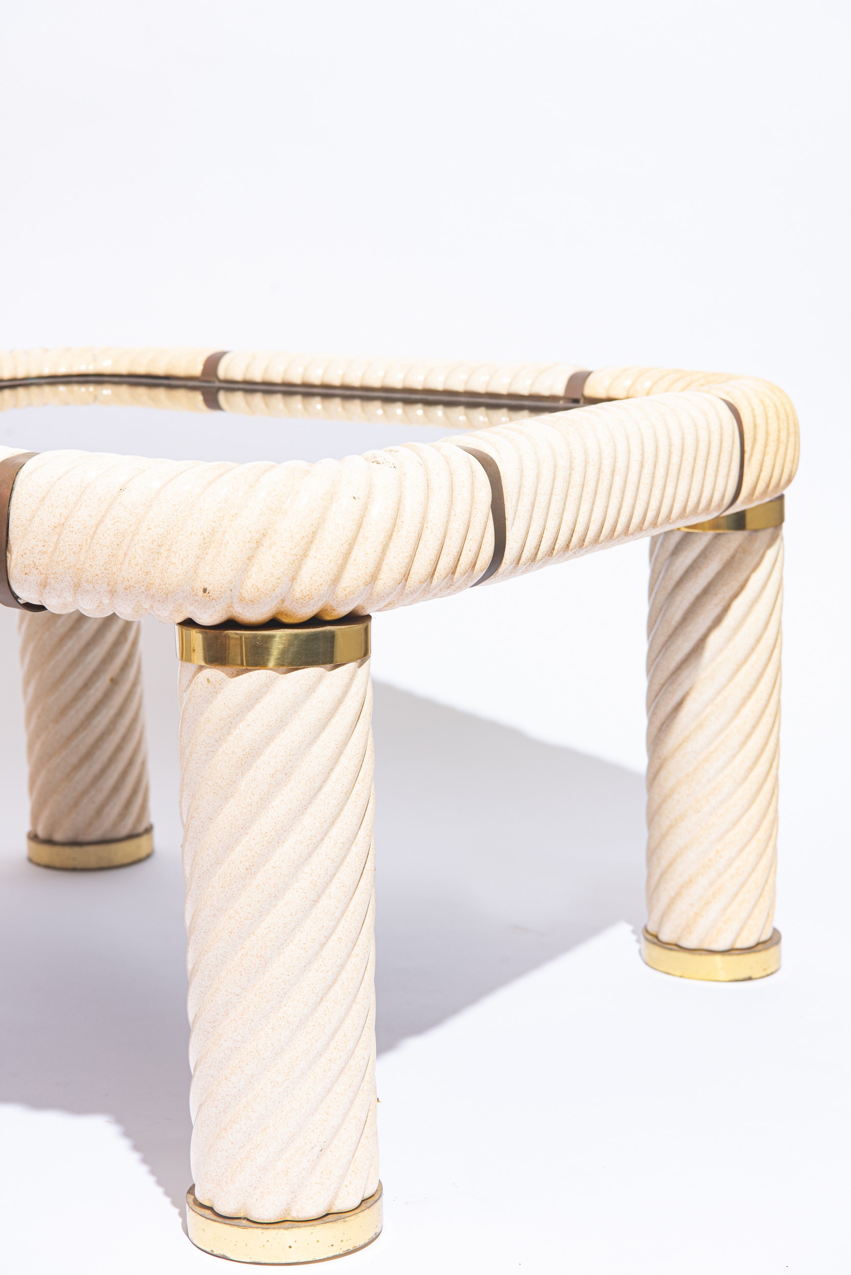 Tommaso Barbi - Coppia di tavolini da cocktail in ceramica e ottone, anni '70
