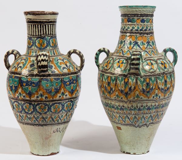 Coppia di vasi in maiolica policroma