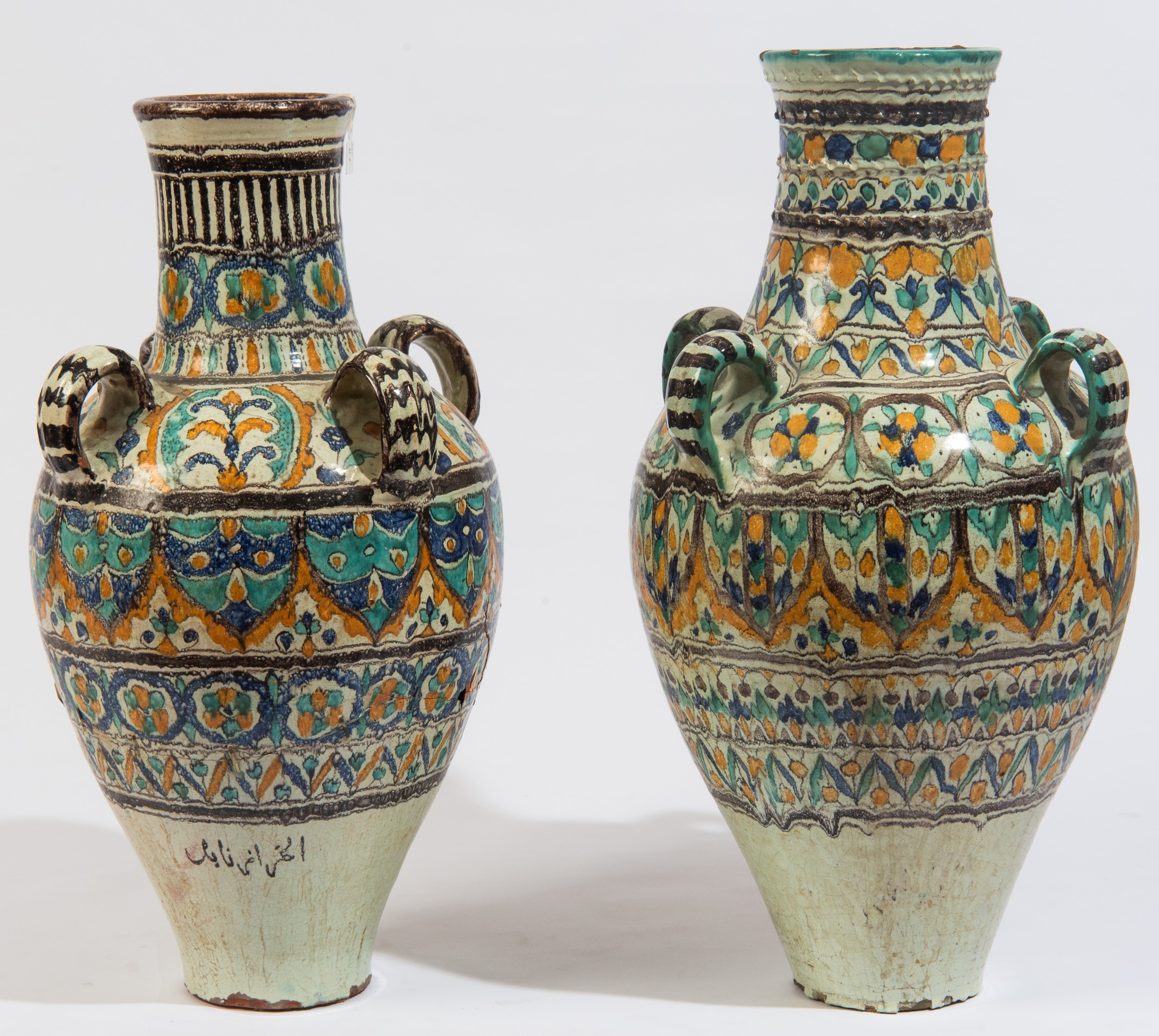 Coppia di vasi in maiolica policroma