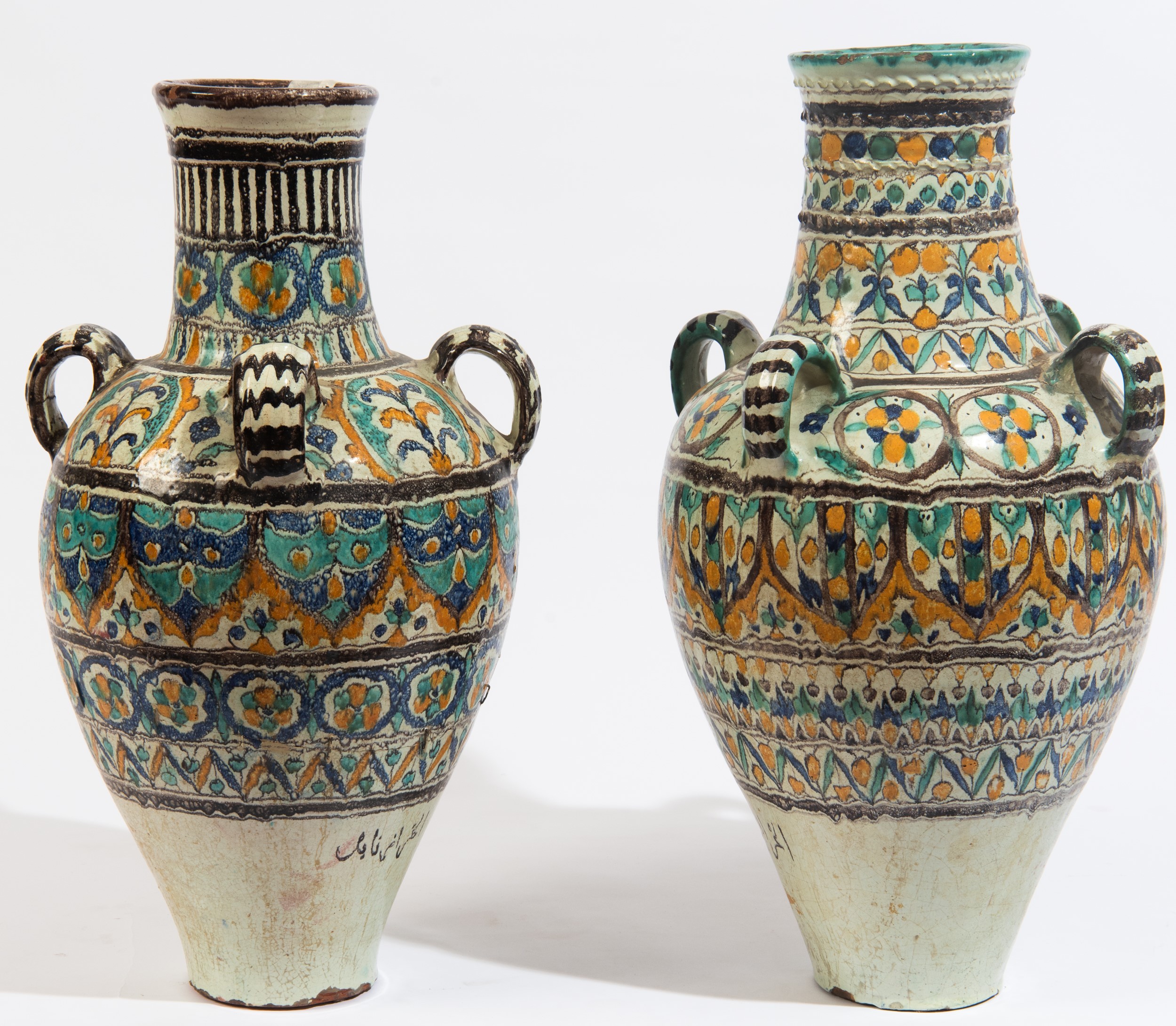 Coppia di vasi in maiolica policroma