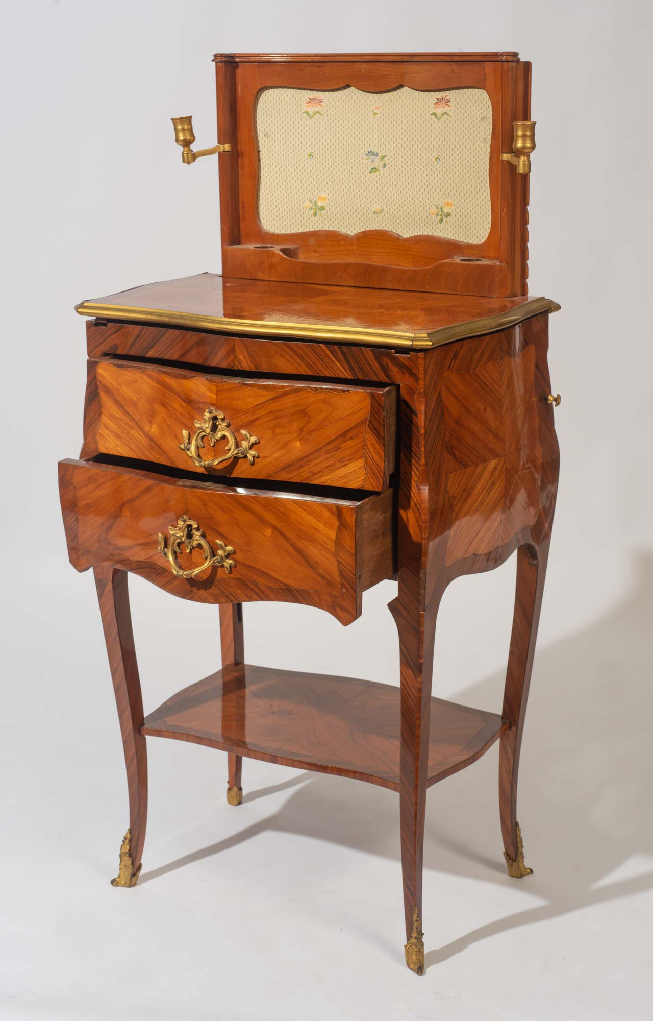 Comodino con meccanismo a scomparsa