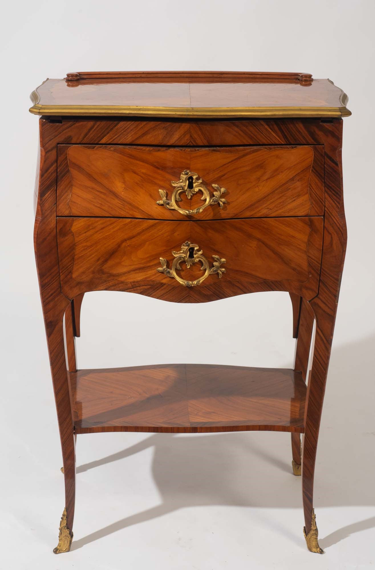 Comodino con meccanismo a scomparsa