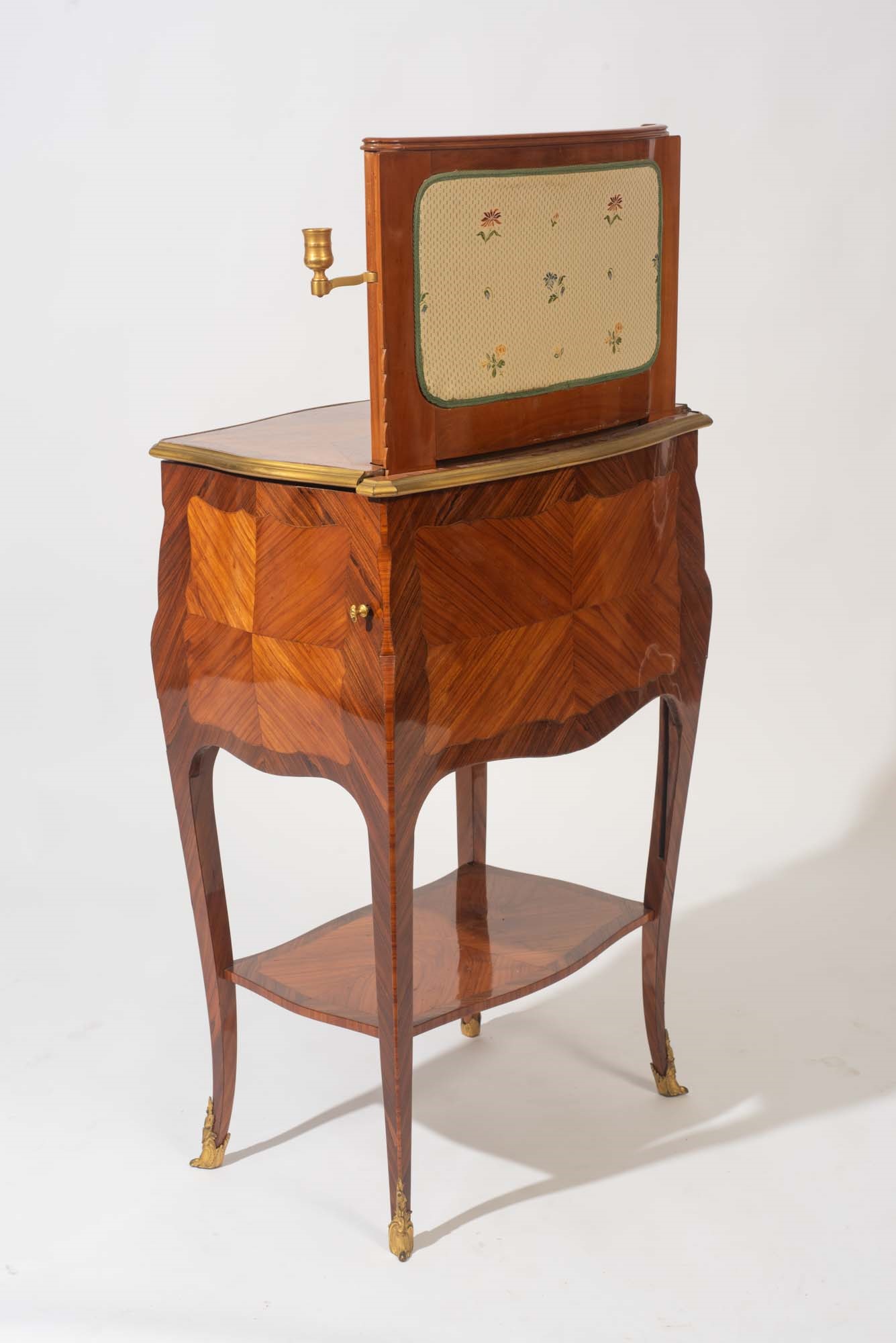 Comodino con meccanismo a scomparsa