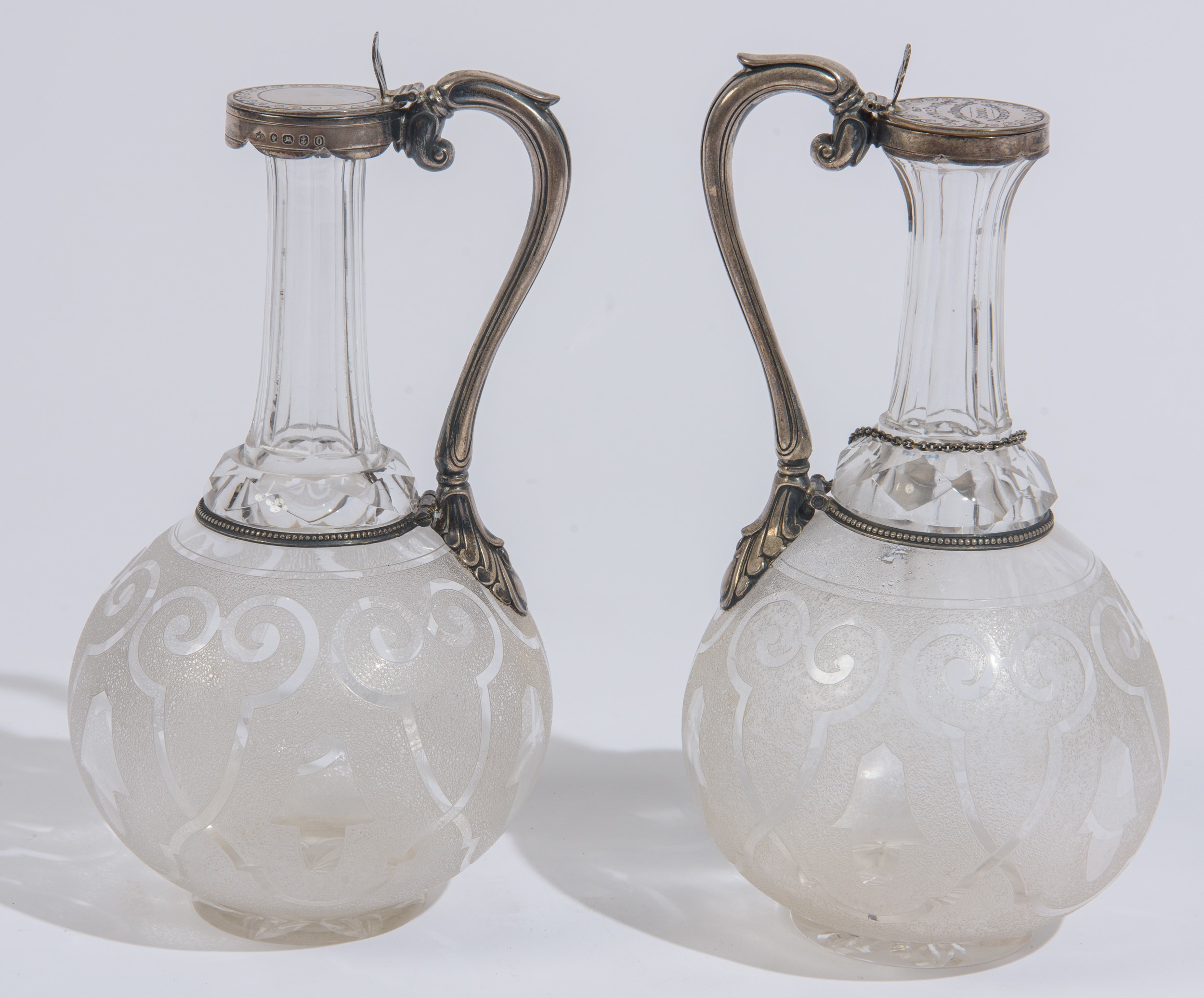 Cinque bottiglie in vetro e argento