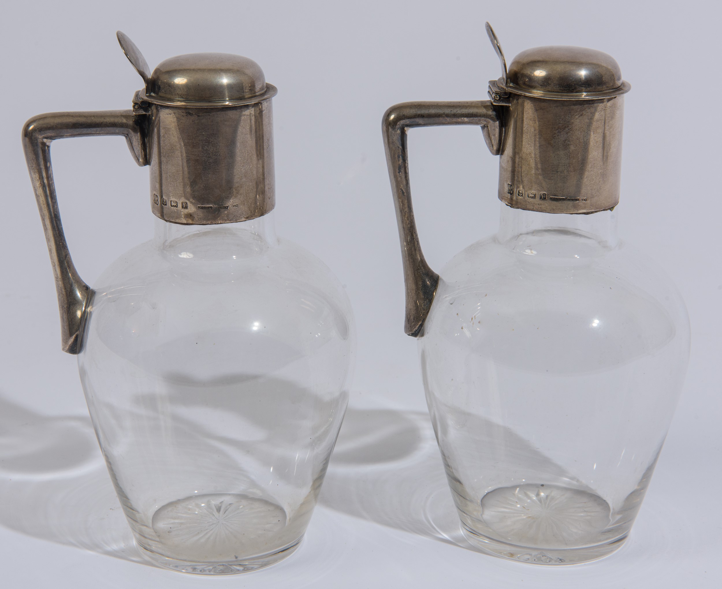 Cinque bottiglie in vetro e argento