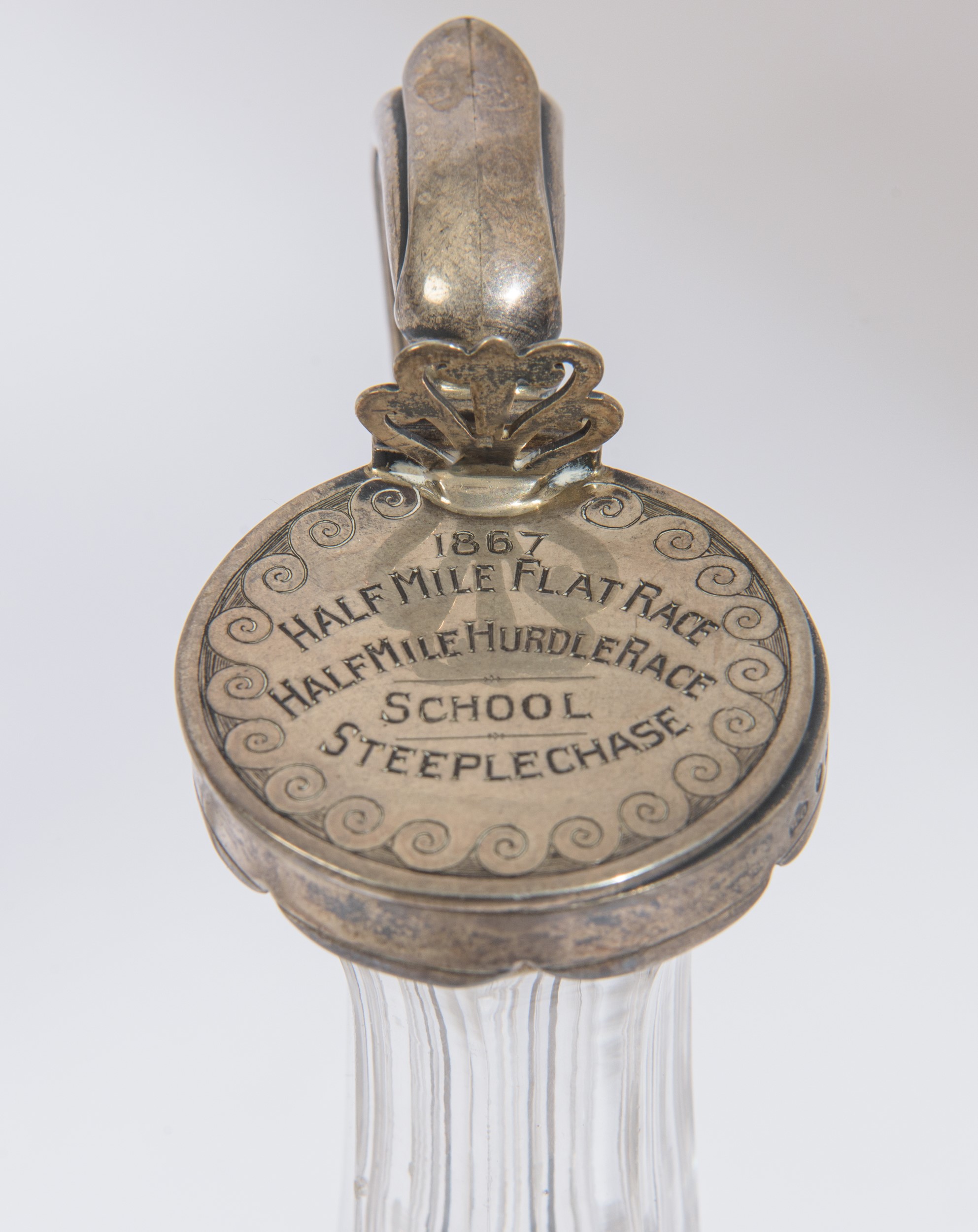 Cinque bottiglie in vetro e argento