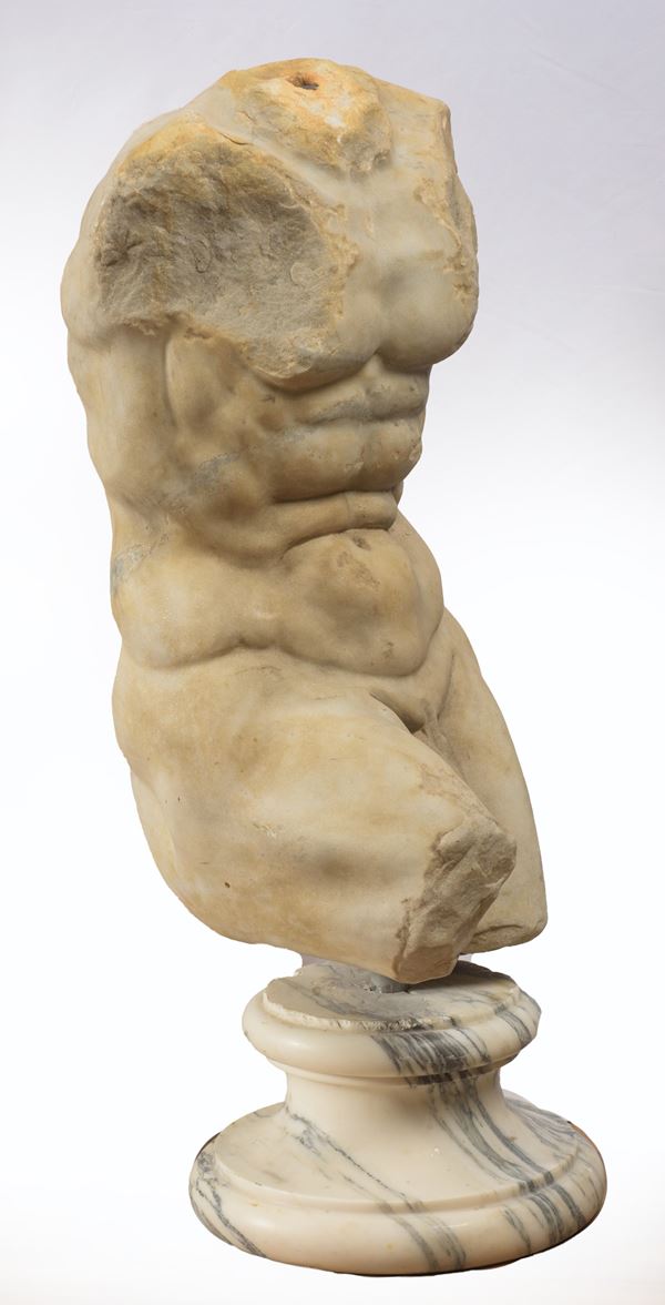 Raro torso in marmo bianco di Carrara