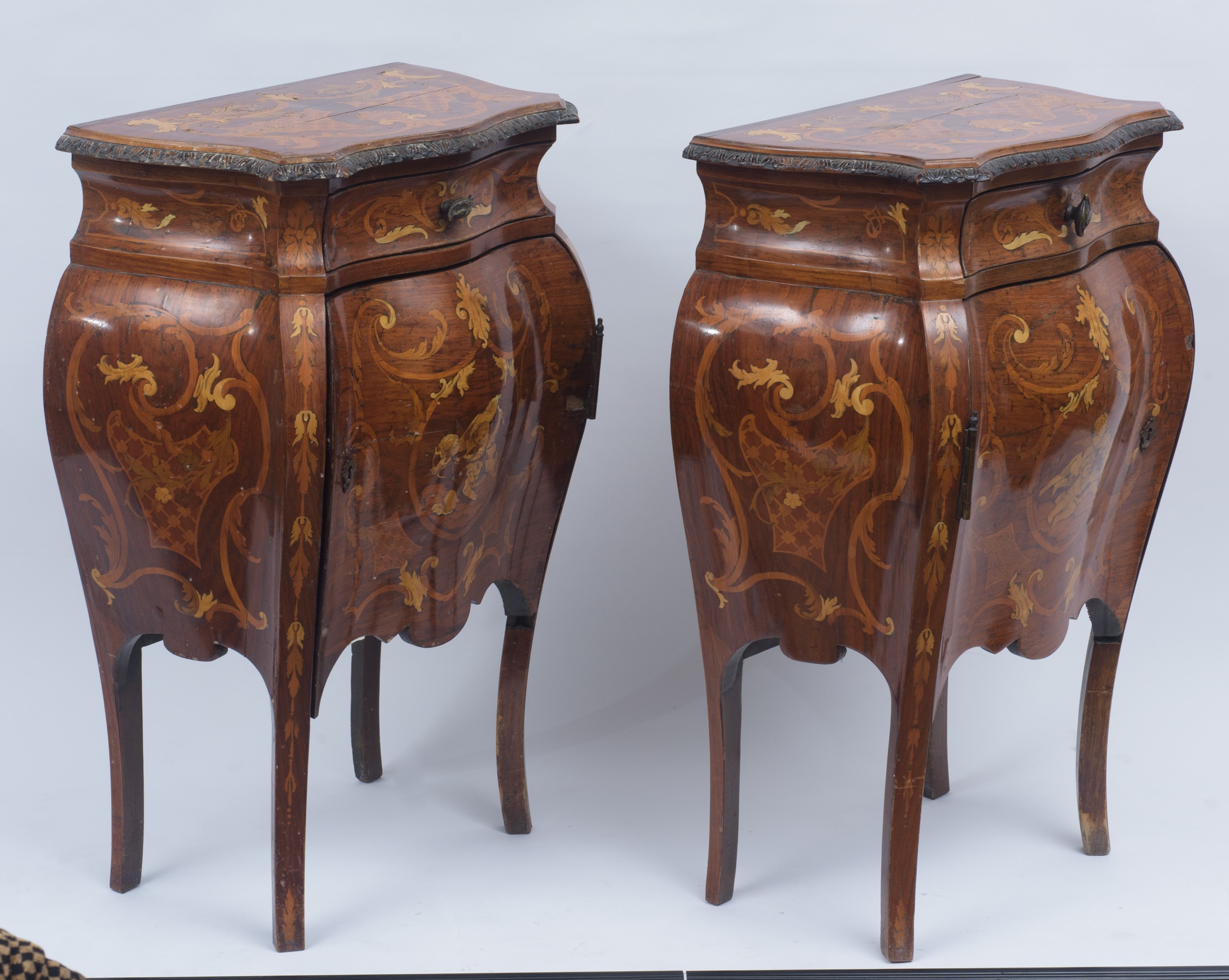 Coppia di comodini intarsiati