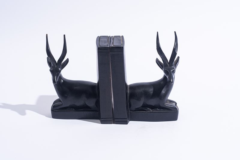 Coppia di fermalibri in legno scolpito, XX secolo