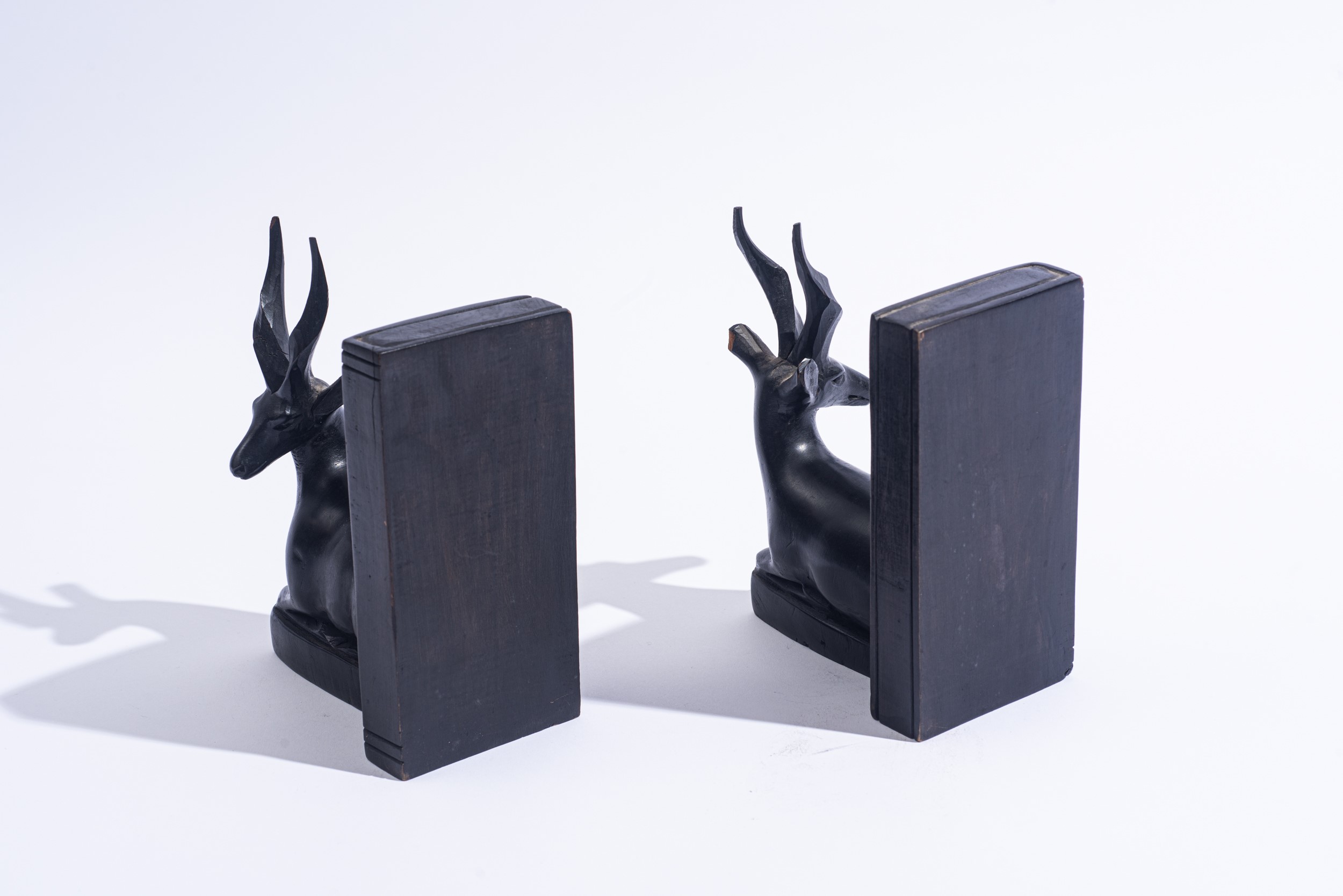 Coppia di fermalibri in legno scolpito, XX secolo