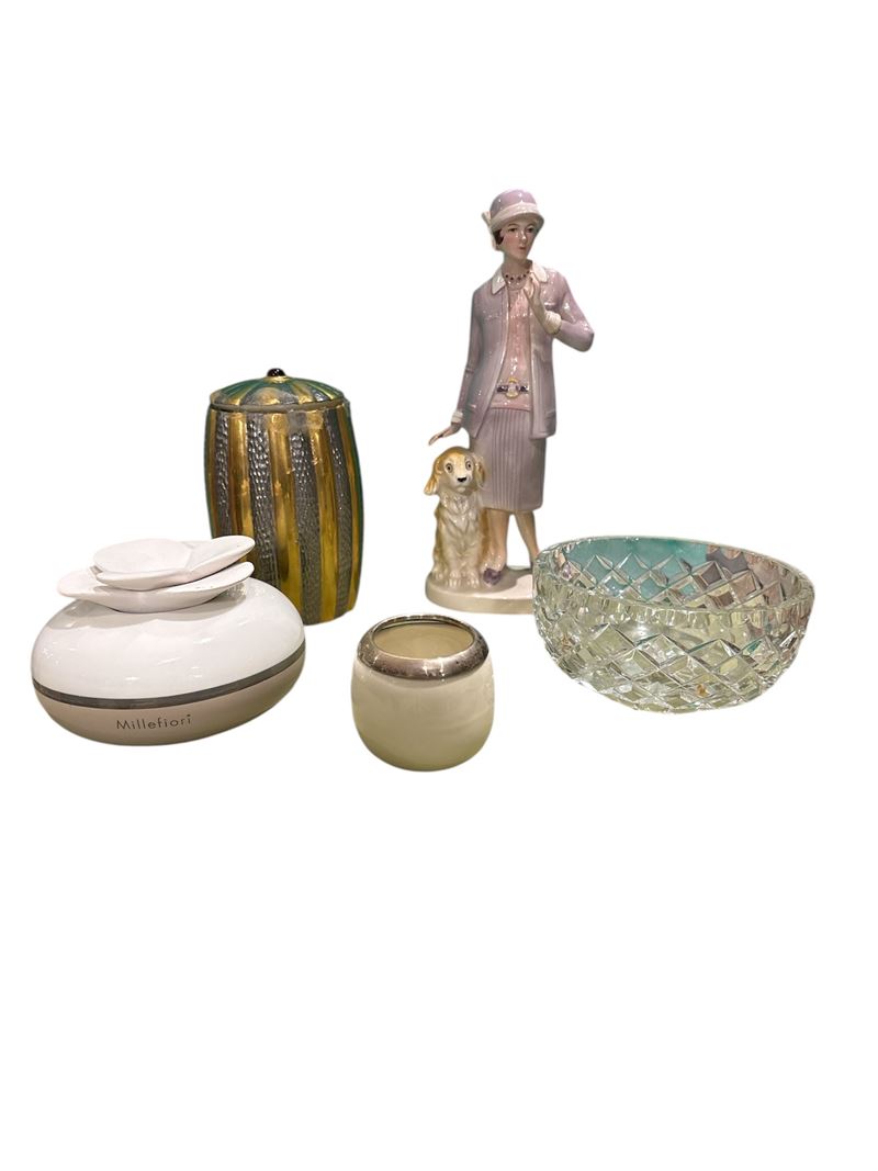 Cinque oggetti da vetrina in ceramica e porcellana