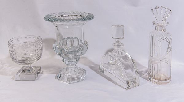 Lotto di quattro oggetti in vetro