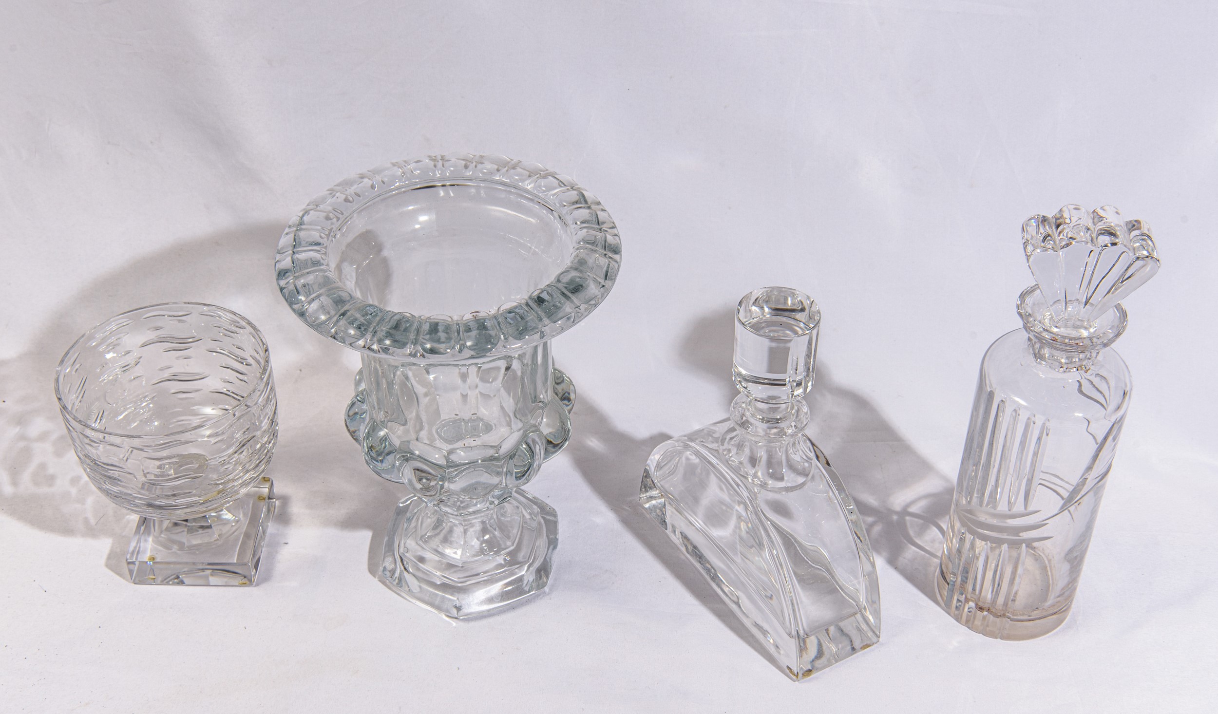 Lotto di quattro oggetti in vetro